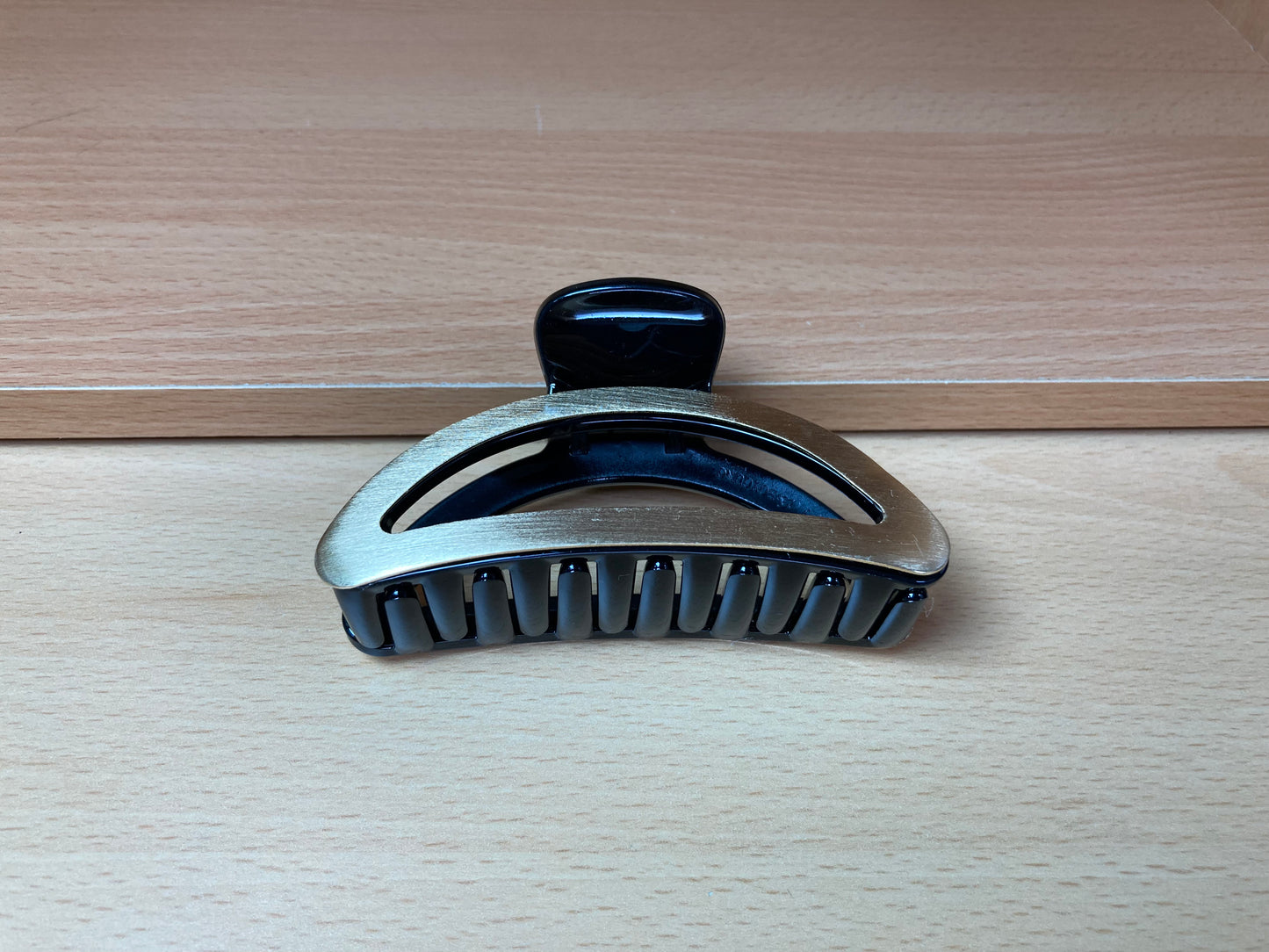 Tiny Treasures Seoul - Brushed Gold & Black Open Oval Hair Claw