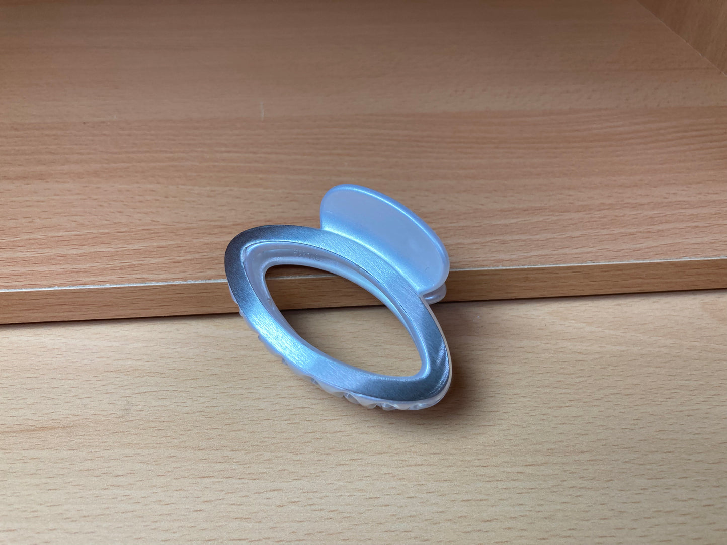 Tiny Treasures Seoul - Open Oval Hair Claw Clip (Silver) Detail View