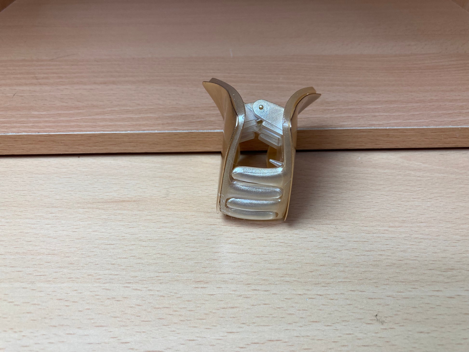 Tiny Treasures Seoul - Brushed Gold Geometric Mini Hair Claw Side View