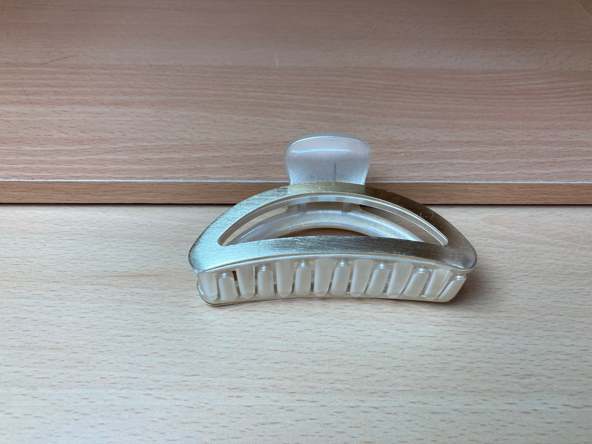 Tiny Treasures Seoul - Brushed Gold Open Oval Hair Claw