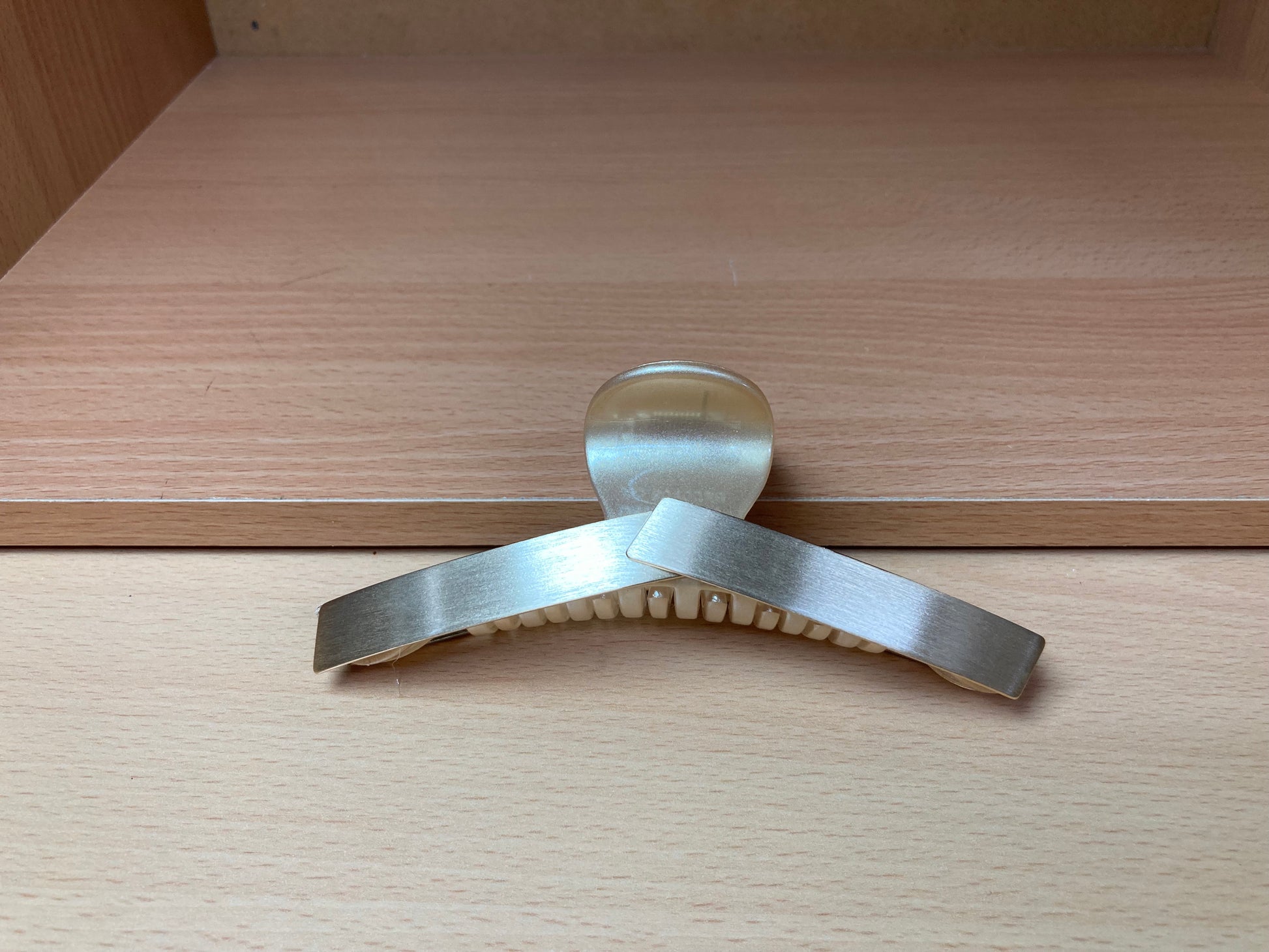 Tiny Treasures Seoul - Brushed Gold Overlapping Hair Claw