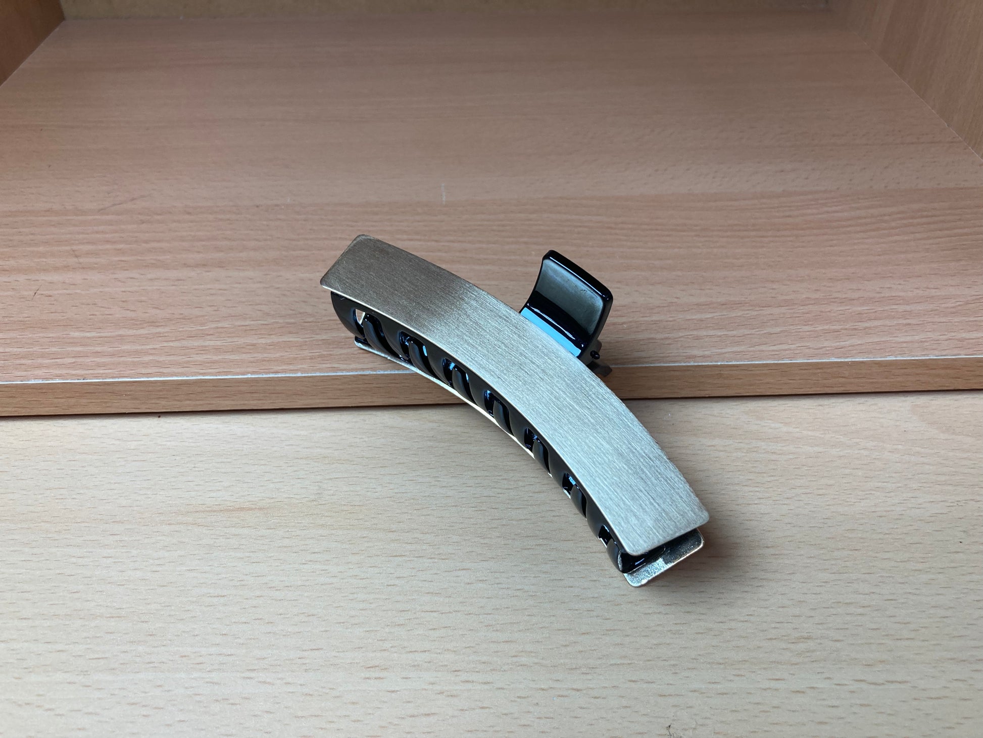 Tiny Treasures Seoul - Brushed Gold & Black Curved Bar Hair Claw Side View