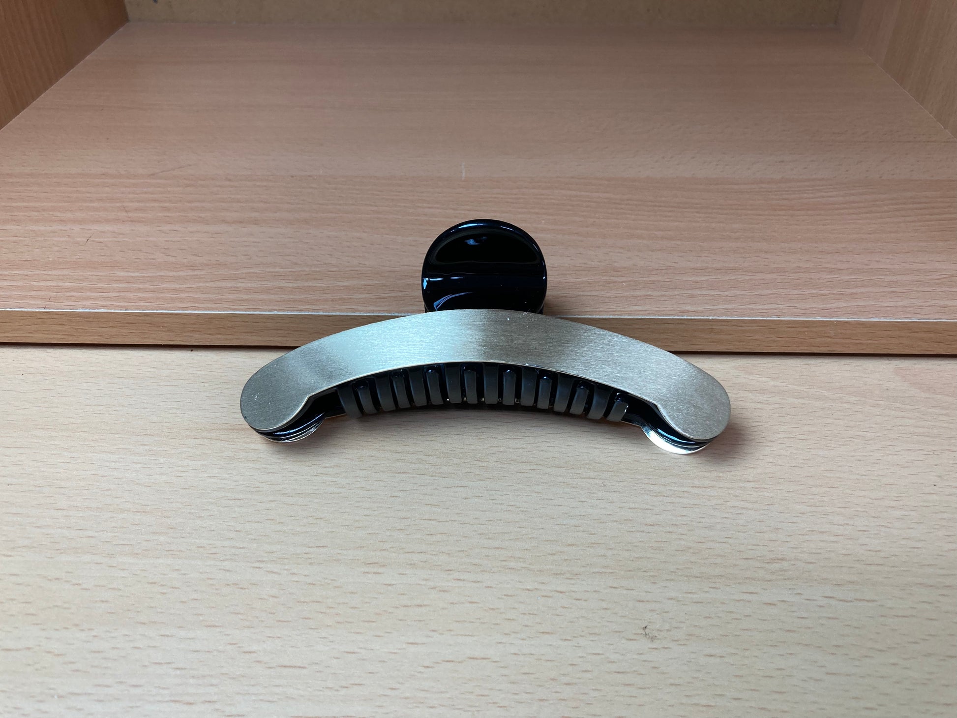 Tiny Treasures Seoul - Brushed Gold & Black Curved Edge Hair Claw