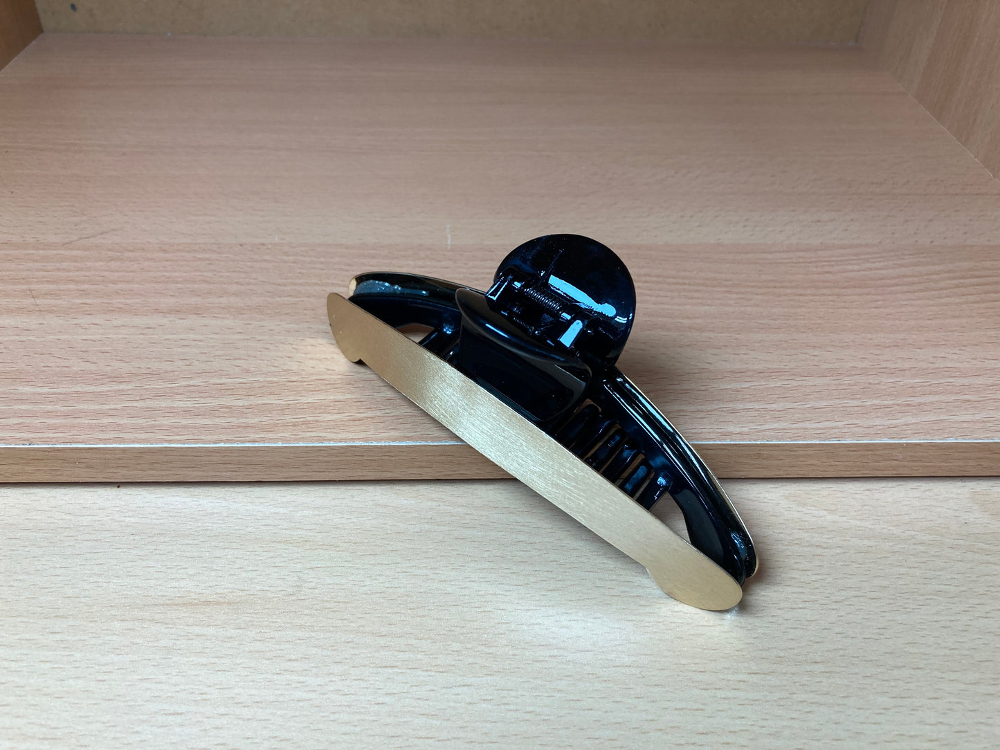Tiny Treasures Seoul - Brushed Gold & Black Curved Edge Hair Claw Detail View