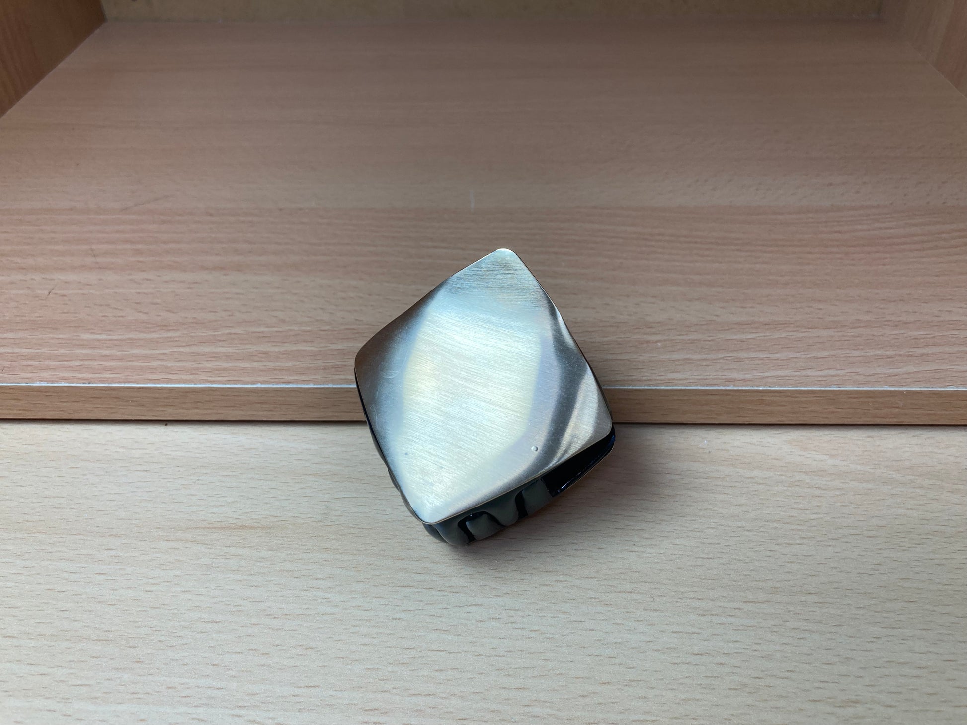 Tiny Treasures Seoul - Brushed Gold & Black Geometric Mini Hair Claw