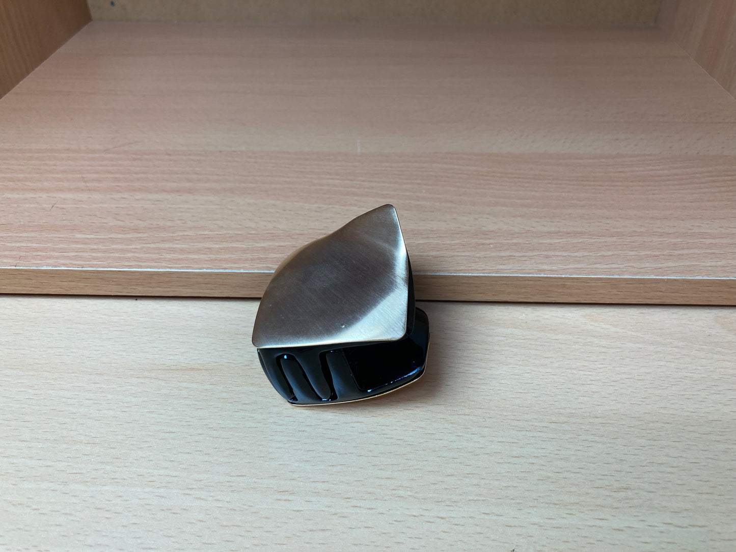 Tiny Treasures Seoul - Brushed Gold & Black Geometric Mini Hair Claw Side View