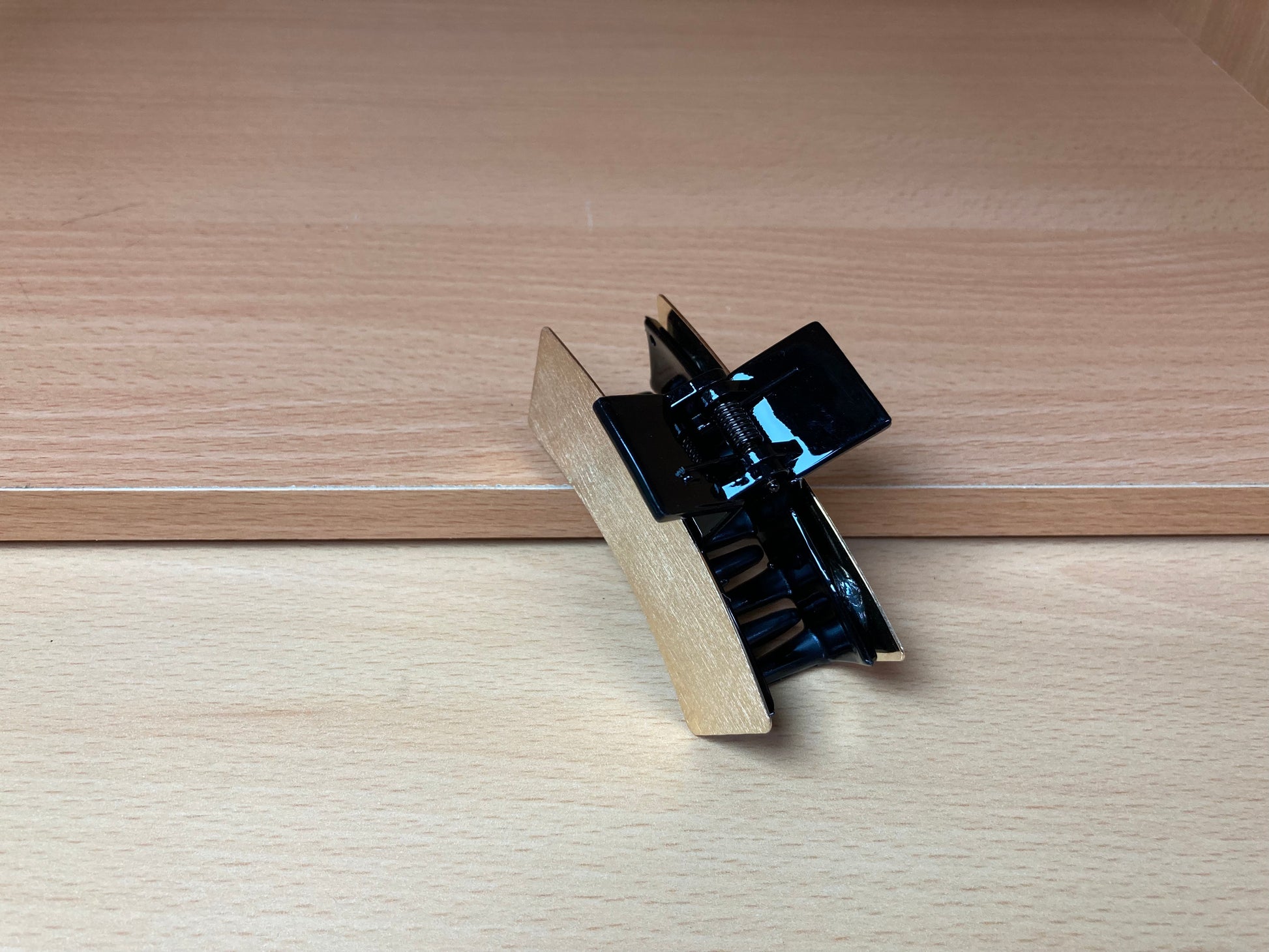 Tiny Treasures Seoul - Brushed Gold & Black Mini Curved Bar Hair Claw Top View 3