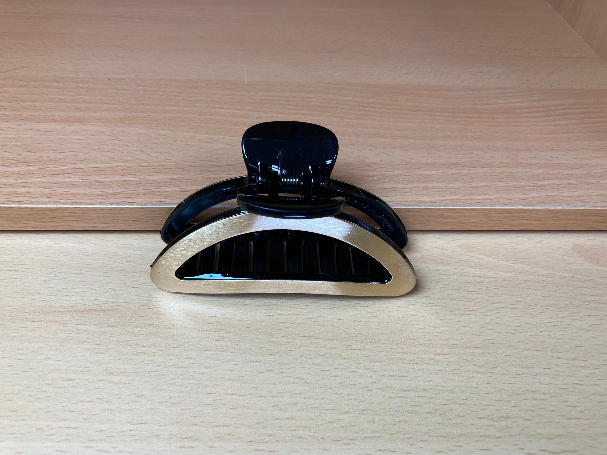 Tiny Treasures Seoul - Brushed Gold & Black Open Oval Hair Claw Top View
