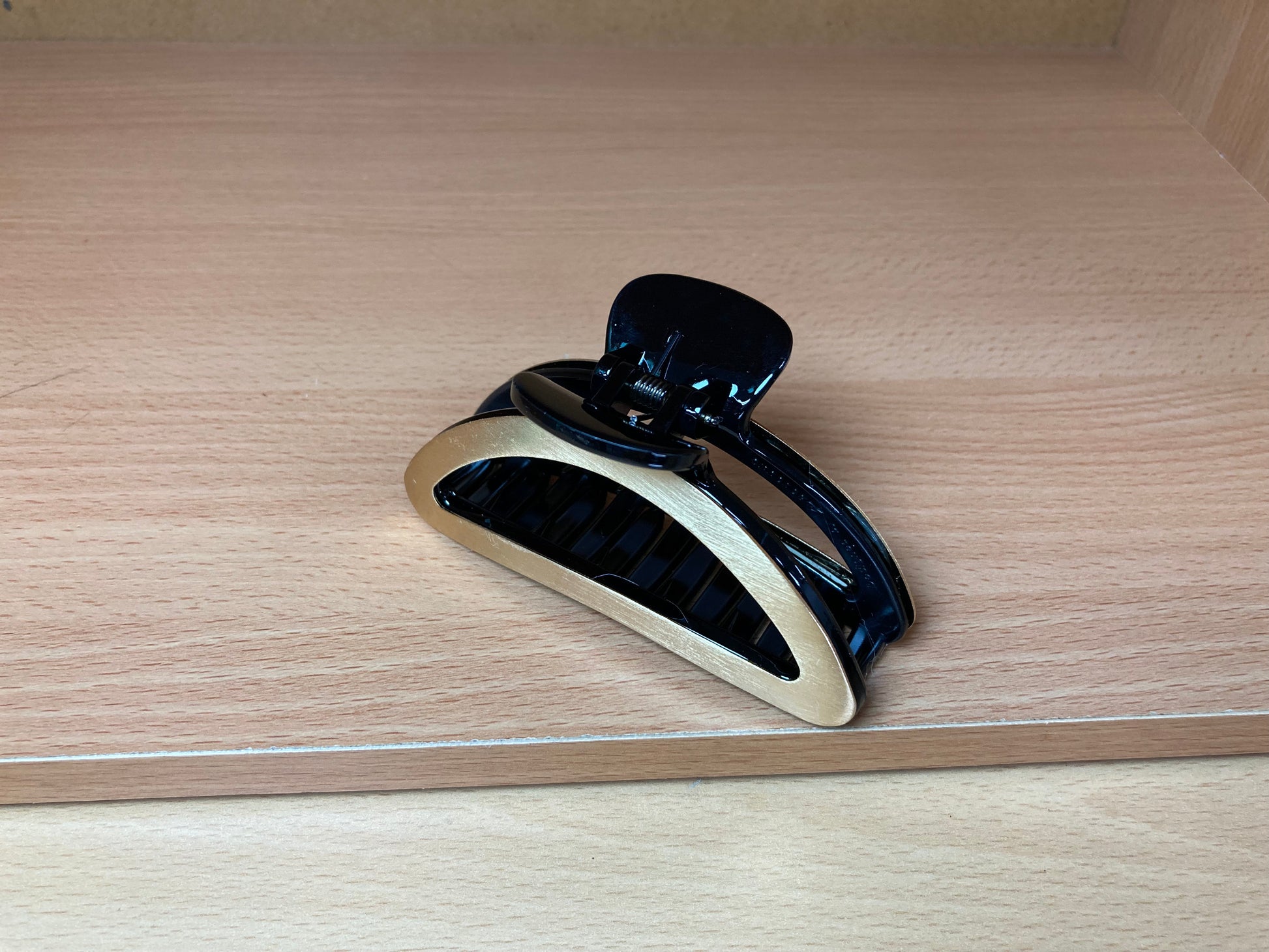 Tiny Treasures Seoul - Brushed Gold & Black Open Oval Hair Claw Side View