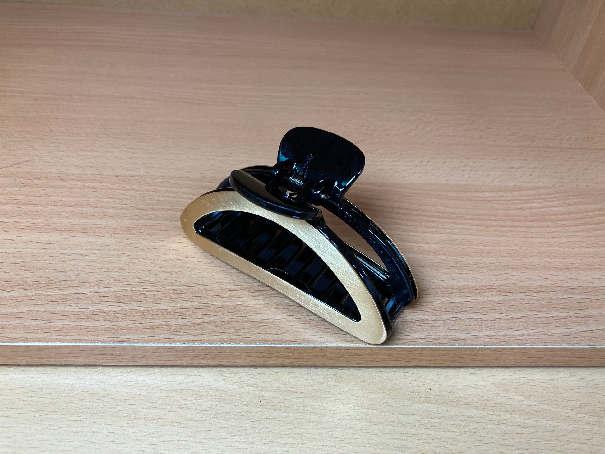 Tiny Treasures Seoul - Brushed Gold & Black Open Oval Hair Claw Side View 2