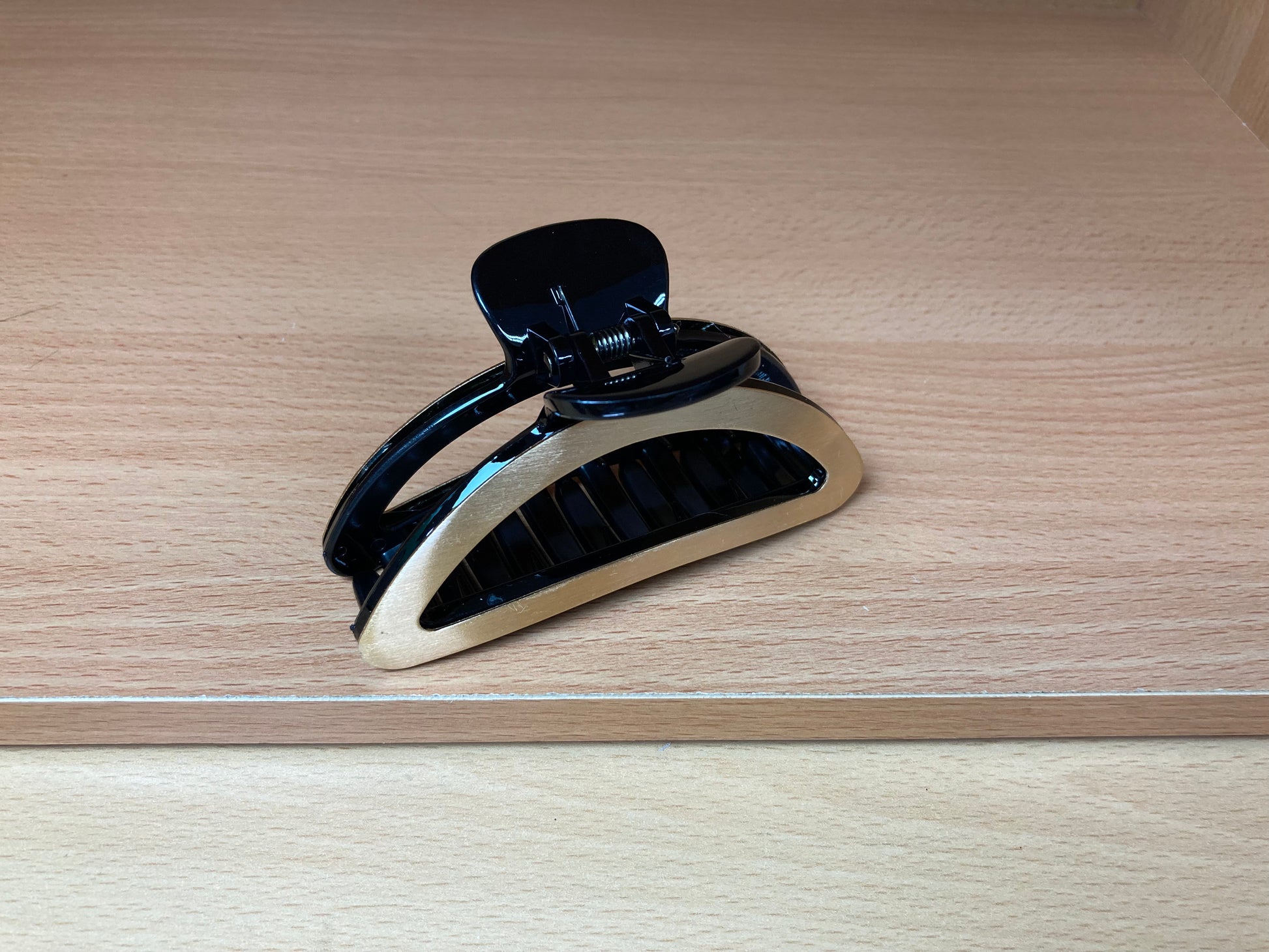Tiny Treasures Seoul - Brushed Gold & Black Open Oval Hair Claw Front View