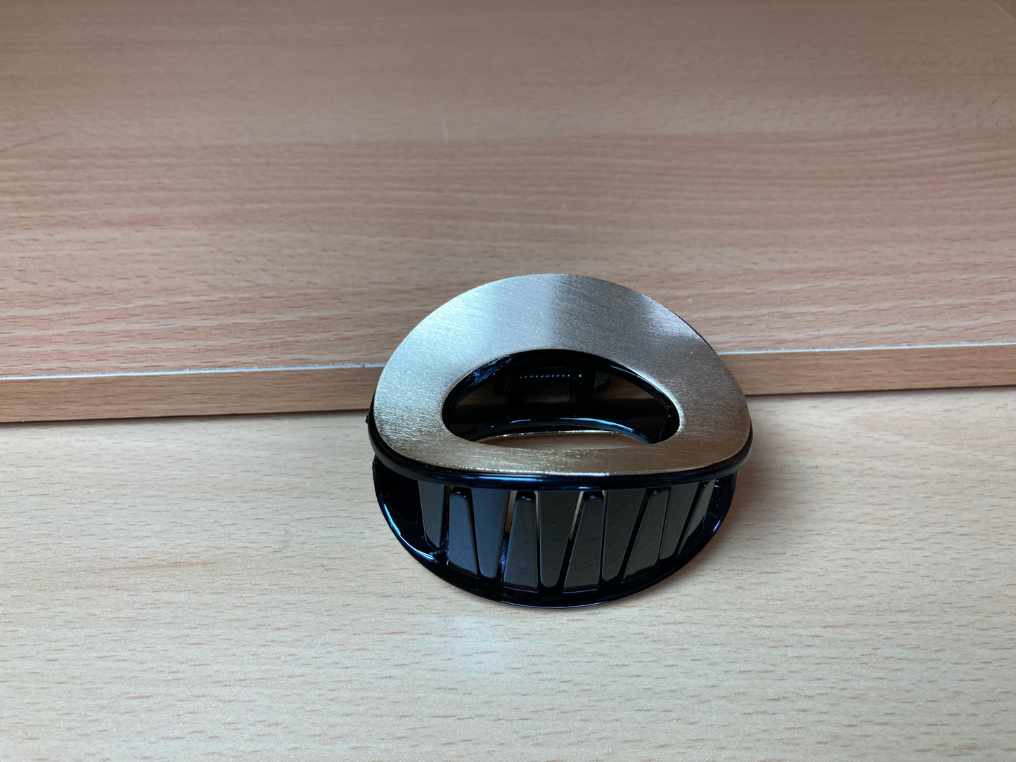 Tiny Treasures Seoul - Brushed Gold & Black Open Oval Mini Hair Claw