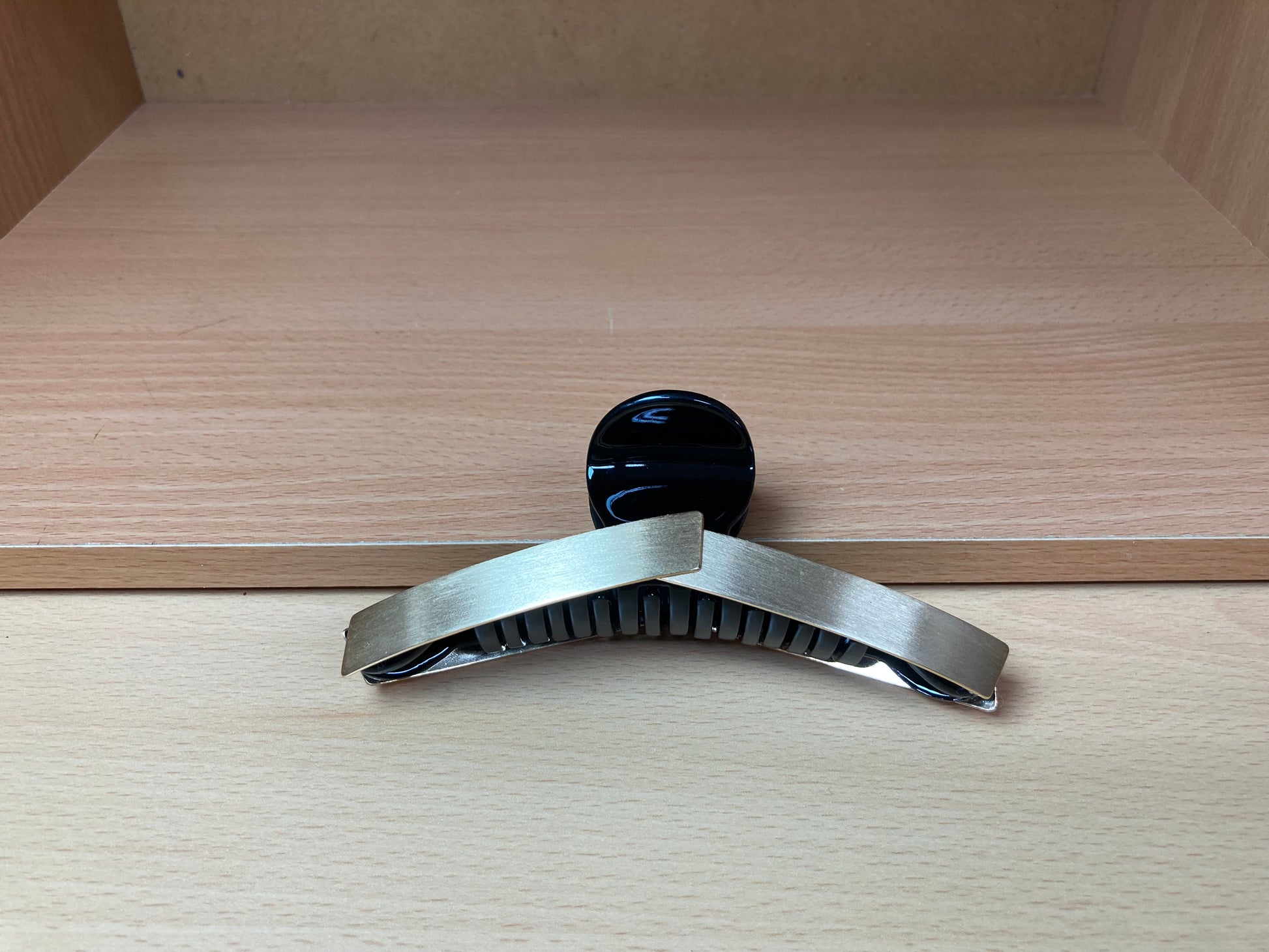 Tiny Treasures Seoul - Brushed Gold & Black Overlapping Hair Claw