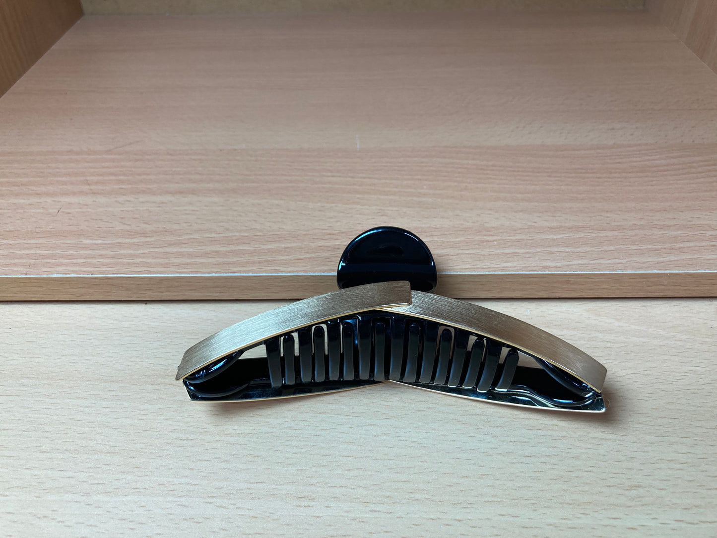 Tiny Treasures Seoul - Brushed Gold & Black Overlapping Hair Claw Side View
