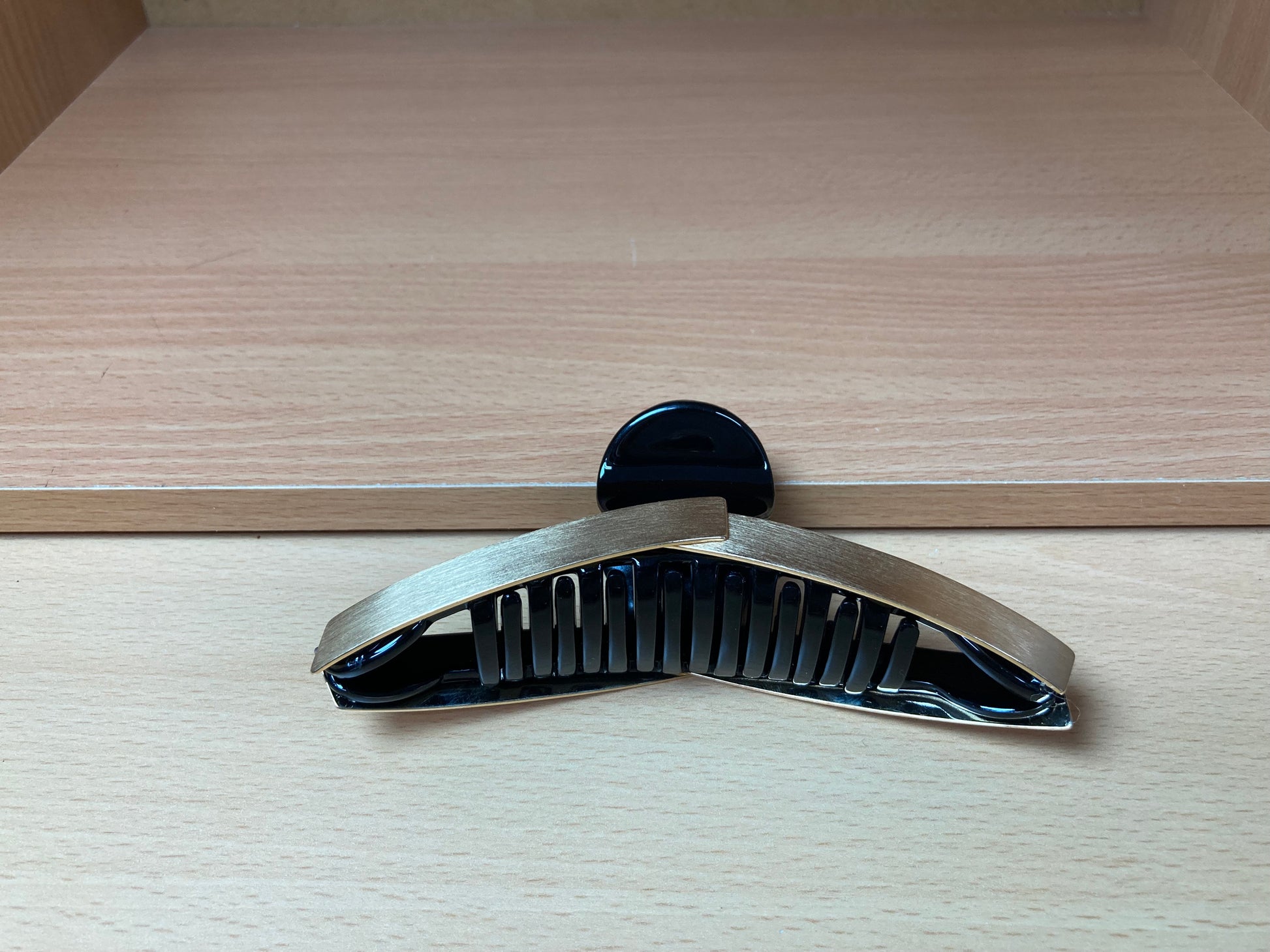 Tiny Treasures Seoul - Brushed Gold & Black Overlapping Hair Claw Side View