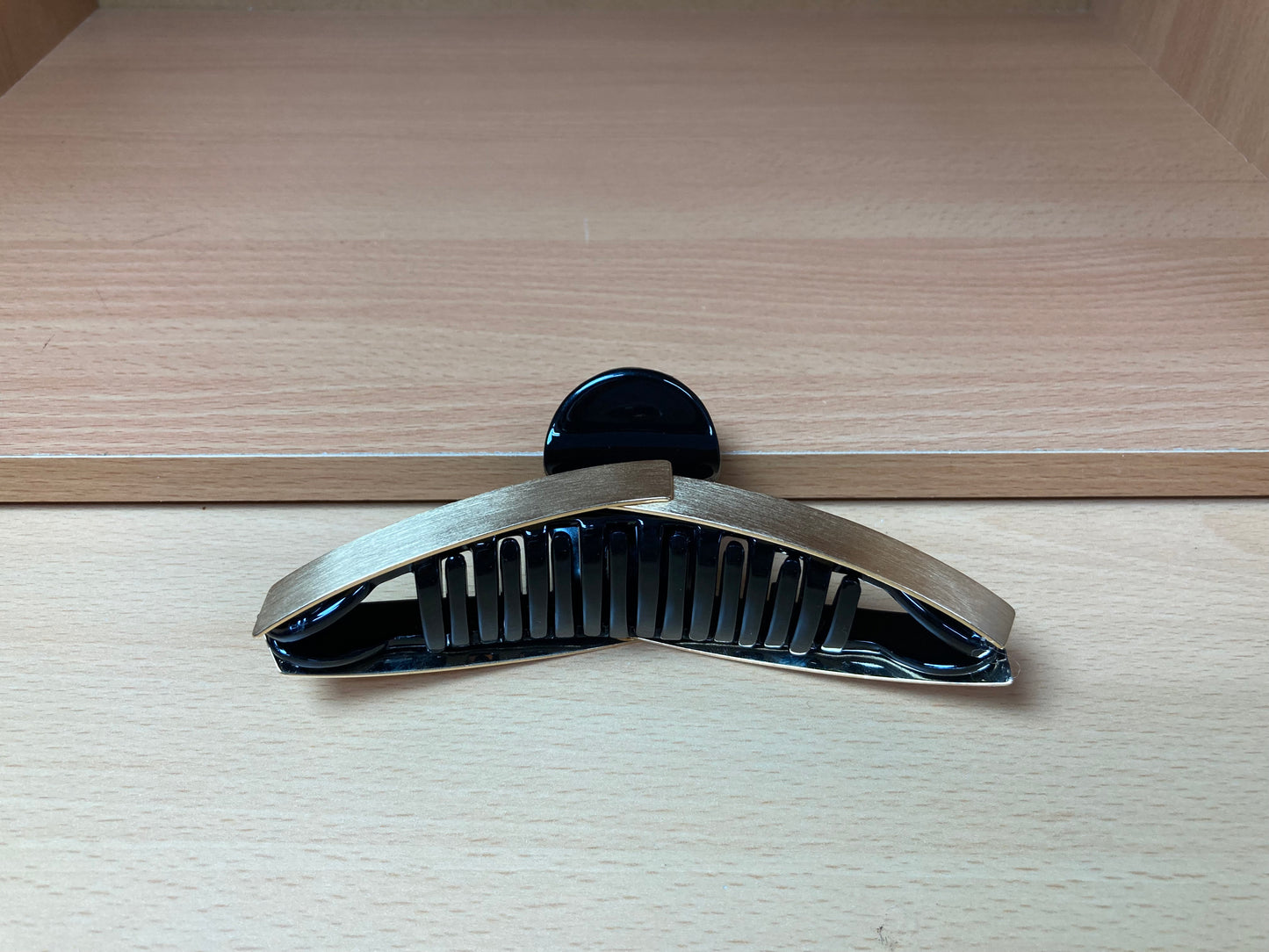 Tiny Treasures Seoul - Brushed Gold & Black Overlapping Hair Claw View