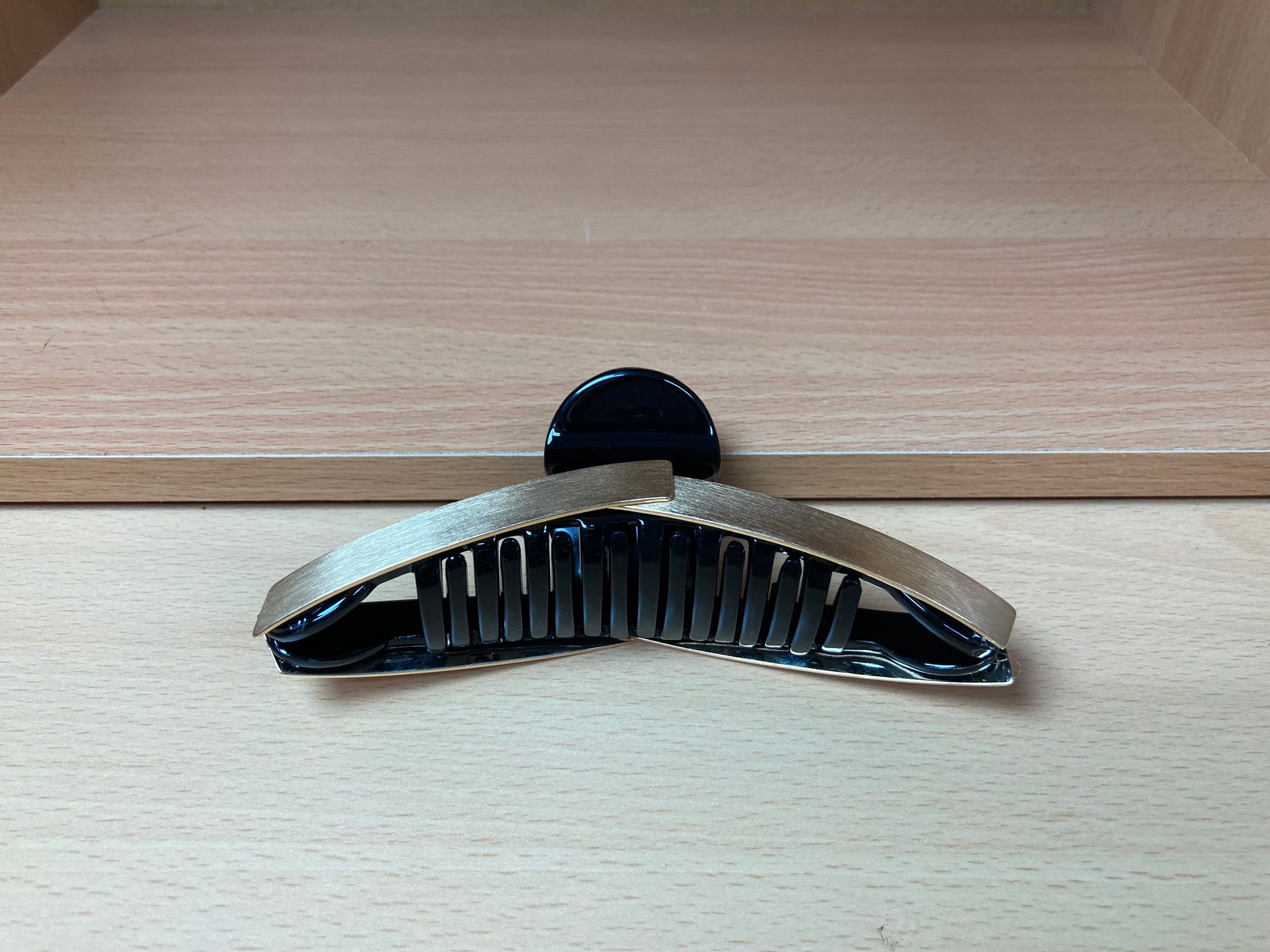 Tiny Treasures Seoul - Brushed Gold & Black Overlapping Hair Claw View