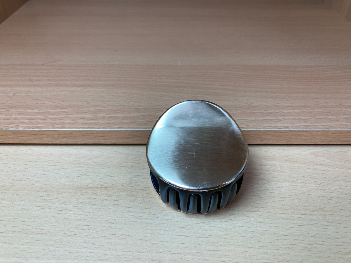 Tiny Treasures Seoul - Brushed Gold & Black Pebble Mini Hair Claw