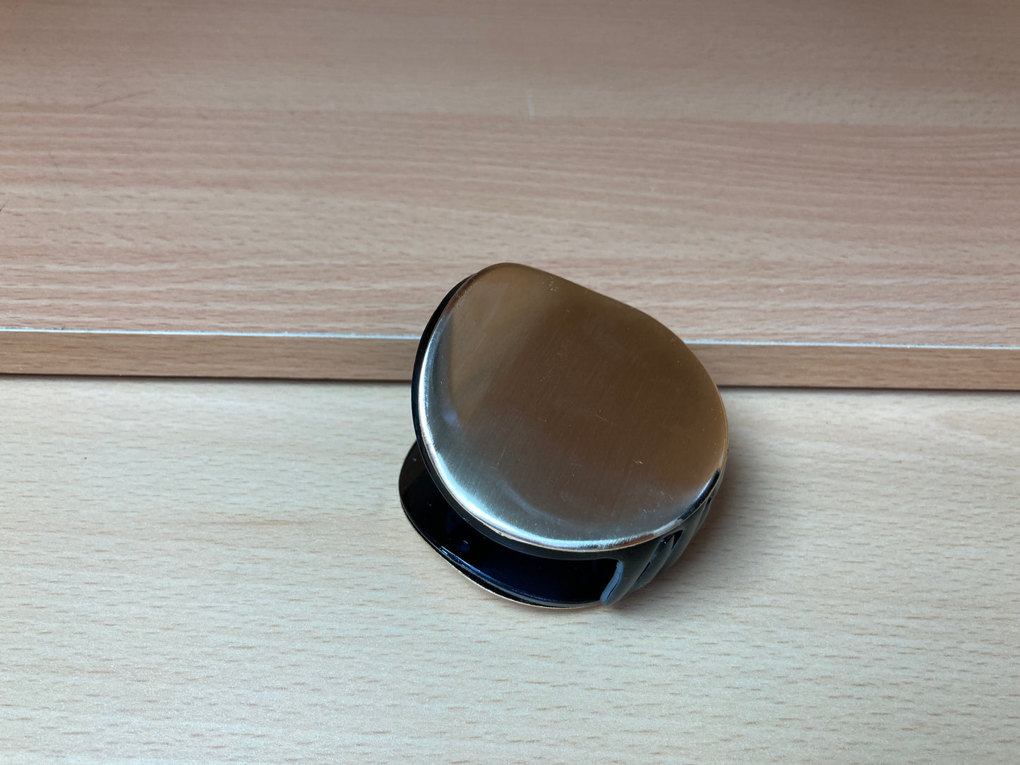 Tiny Treasures Seoul - Brushed Gold & Black Pebble Mini Hair Claw Top View 4