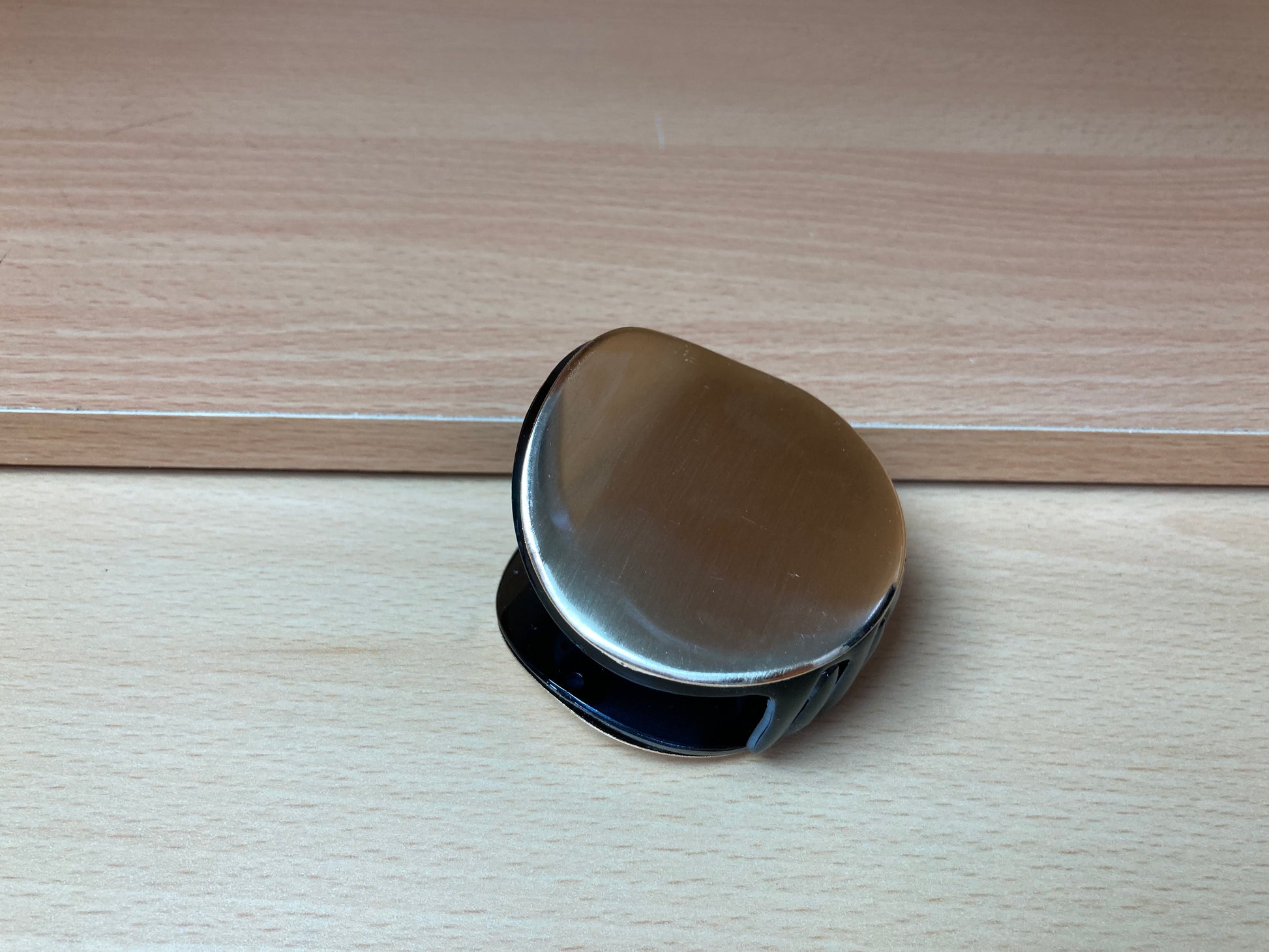 Tiny Treasures Seoul - Brushed Gold & Black Pebble Mini Hair Claw Top View 4