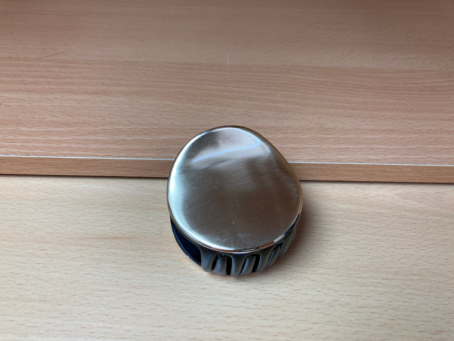 Tiny Treasures Seoul - Brushed Gold & Black Pebble Mini Hair Claw Top View 5