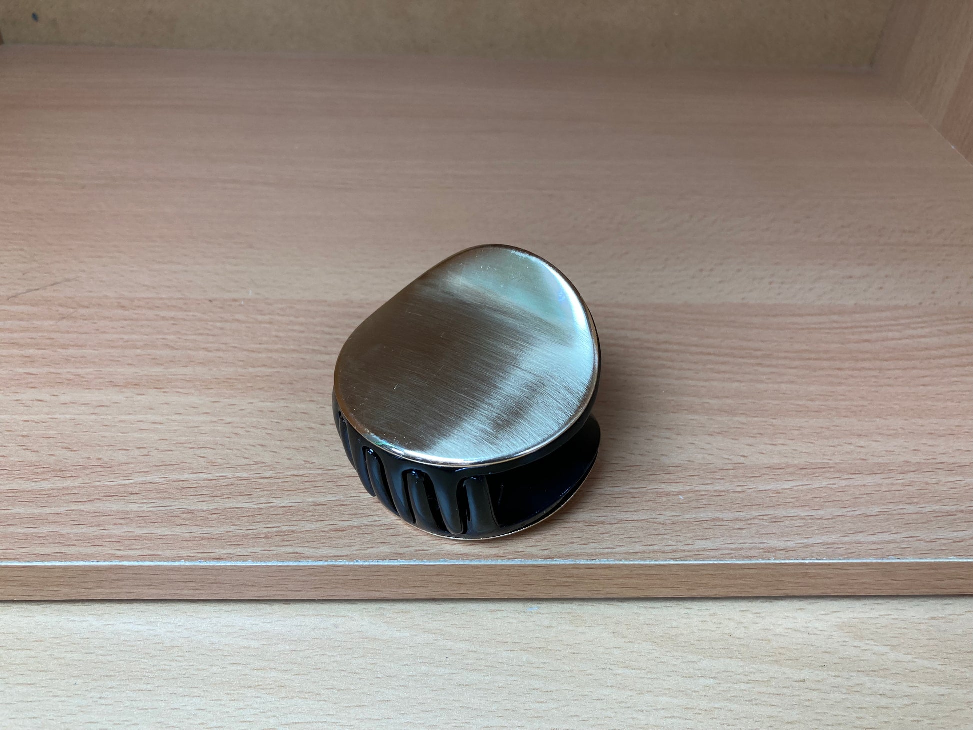 Tiny Treasures Seoul - Brushed Gold & Black Pebble Mini Hair Claw Front View