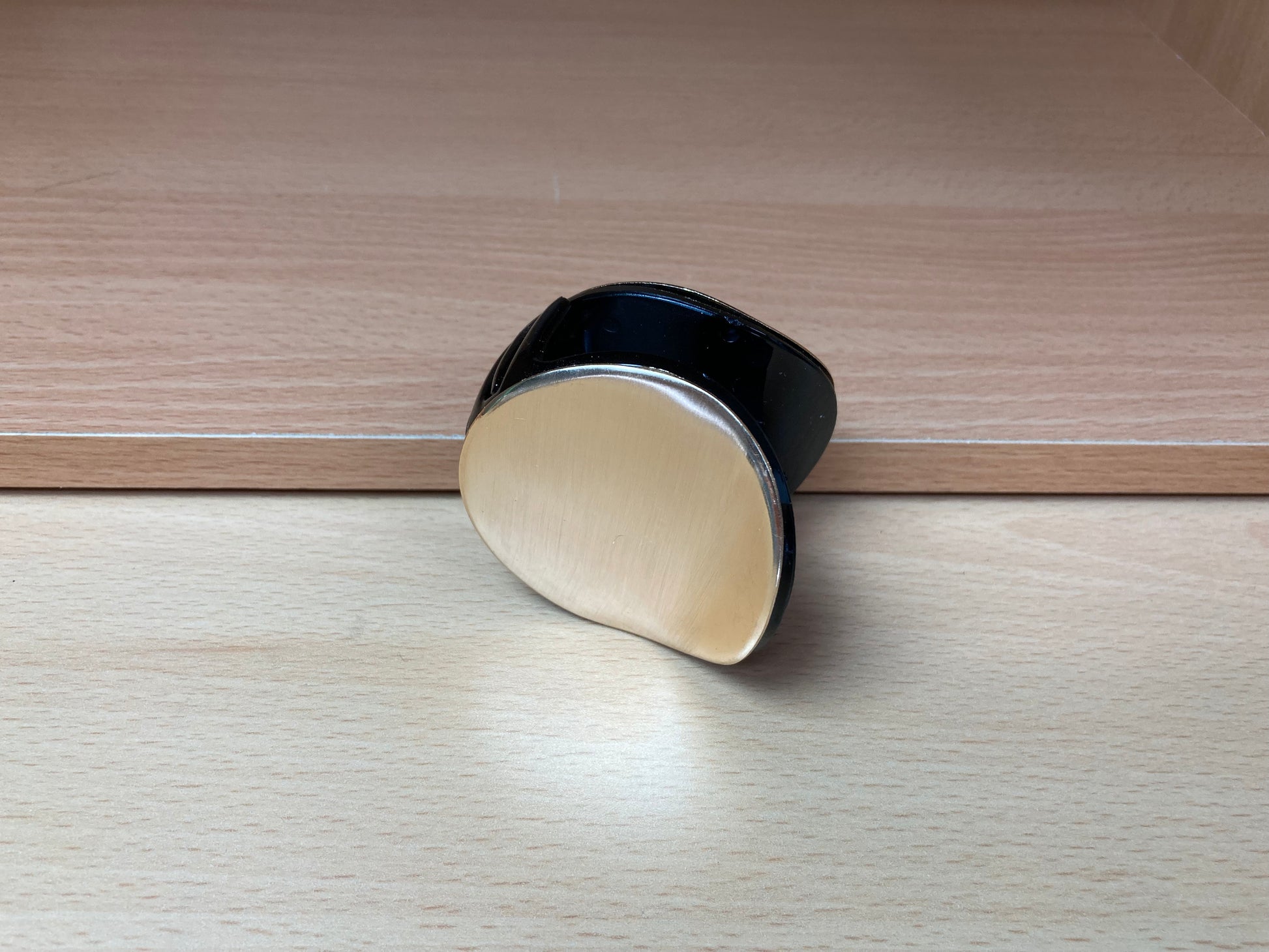 Tiny Treasures Seoul - Brushed Gold & Black Pebble Mini Hair Claw Side View