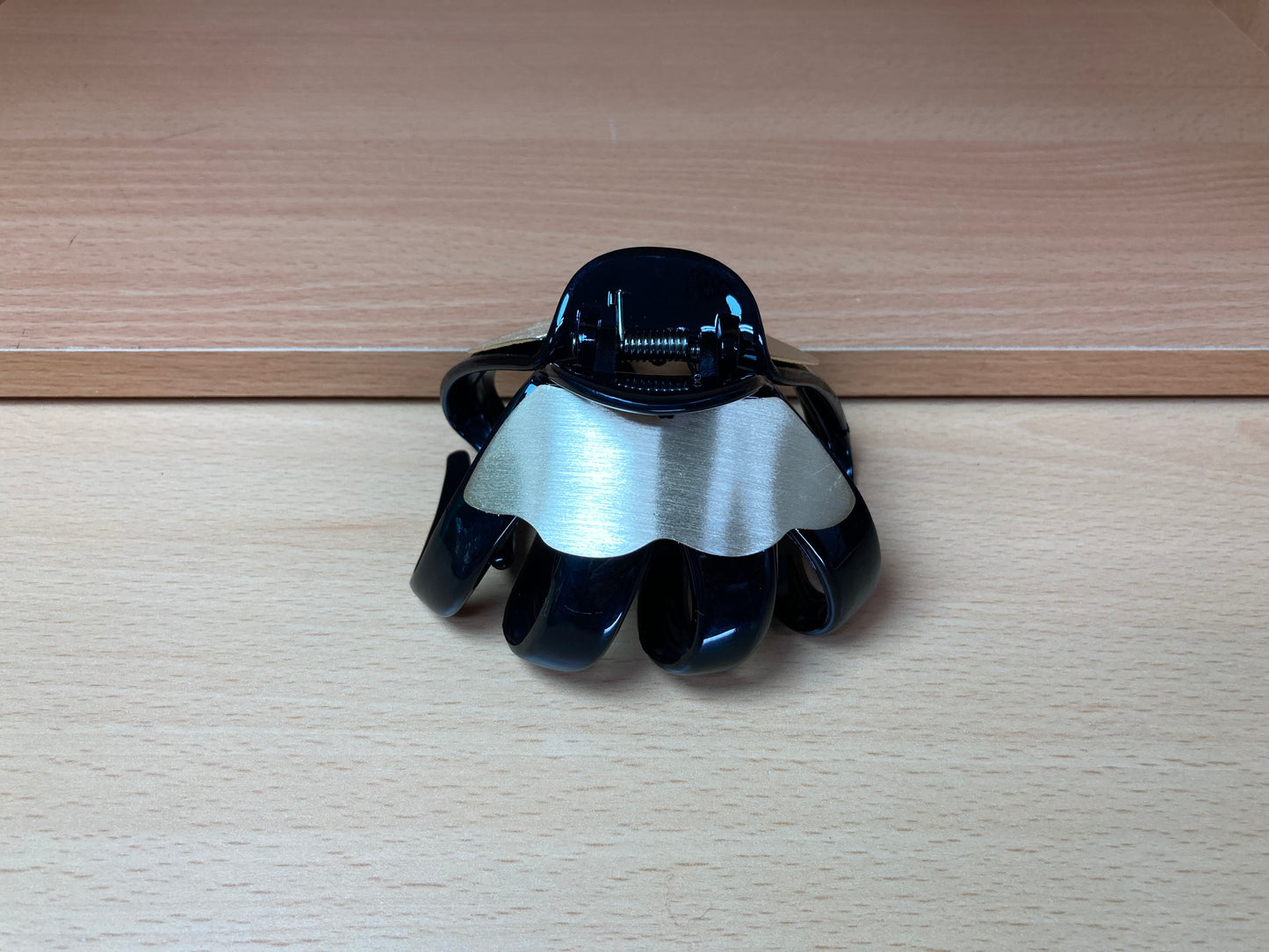 Tiny Treasures Seoul - Brushed Gold & Black Wave Hair Claw