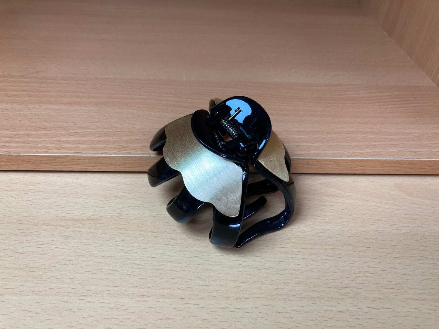 Tiny Treasures Seoul - Brushed Gold & Black Wave Hair Claw Top View 2