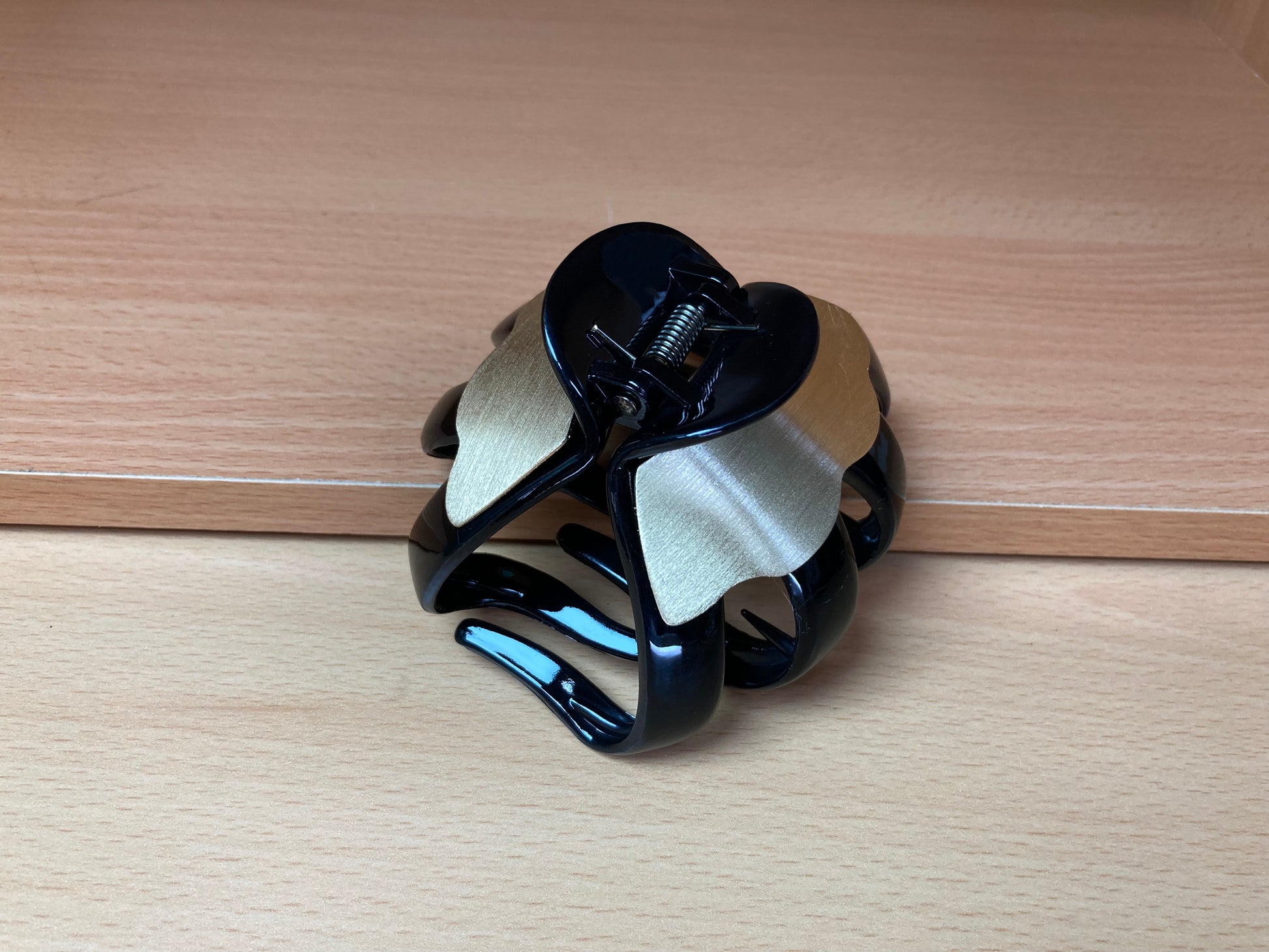 Tiny Treasures Seoul - Brushed Gold & Black Wave Hair Claw Side View 2