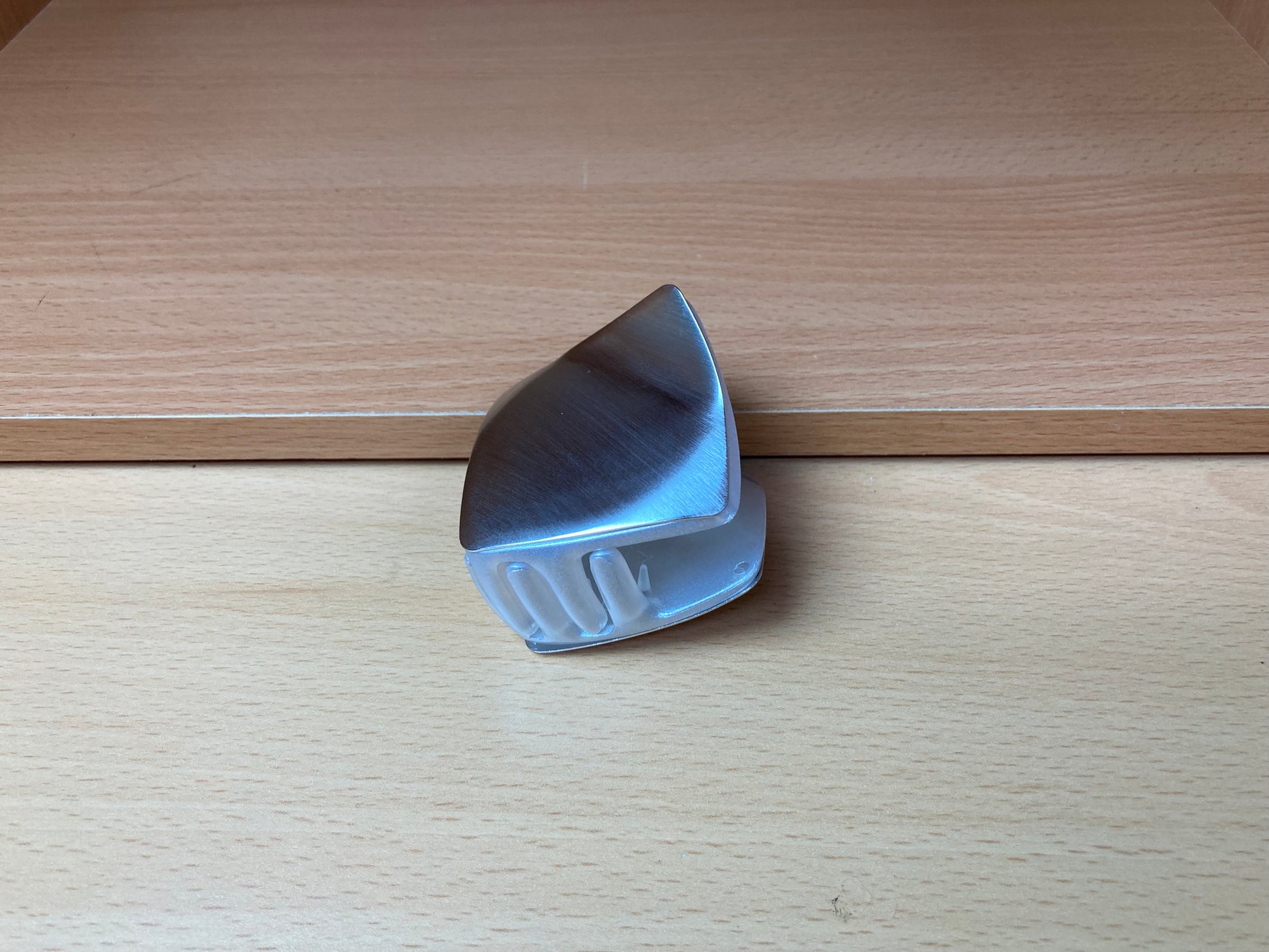 Tiny Treasures Seoul - Brushed Silver Geometric Mini Hair Claw Side View