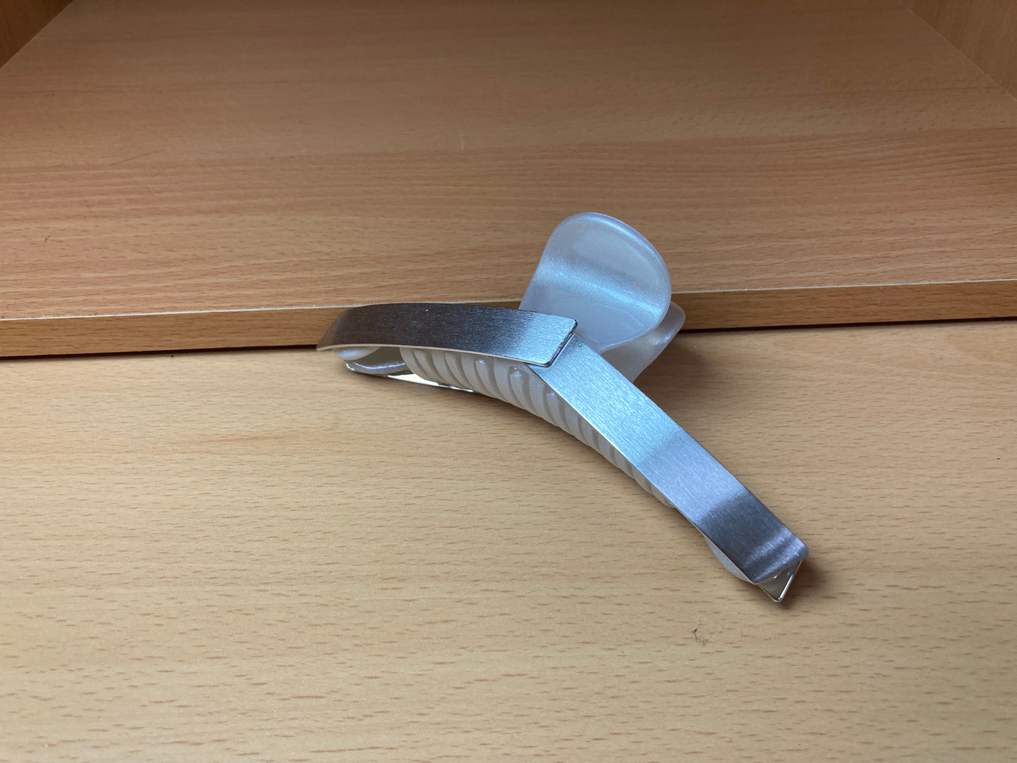 Tiny Treasures Seoul - Brushed Silver Overlapping Hair Claw Side View