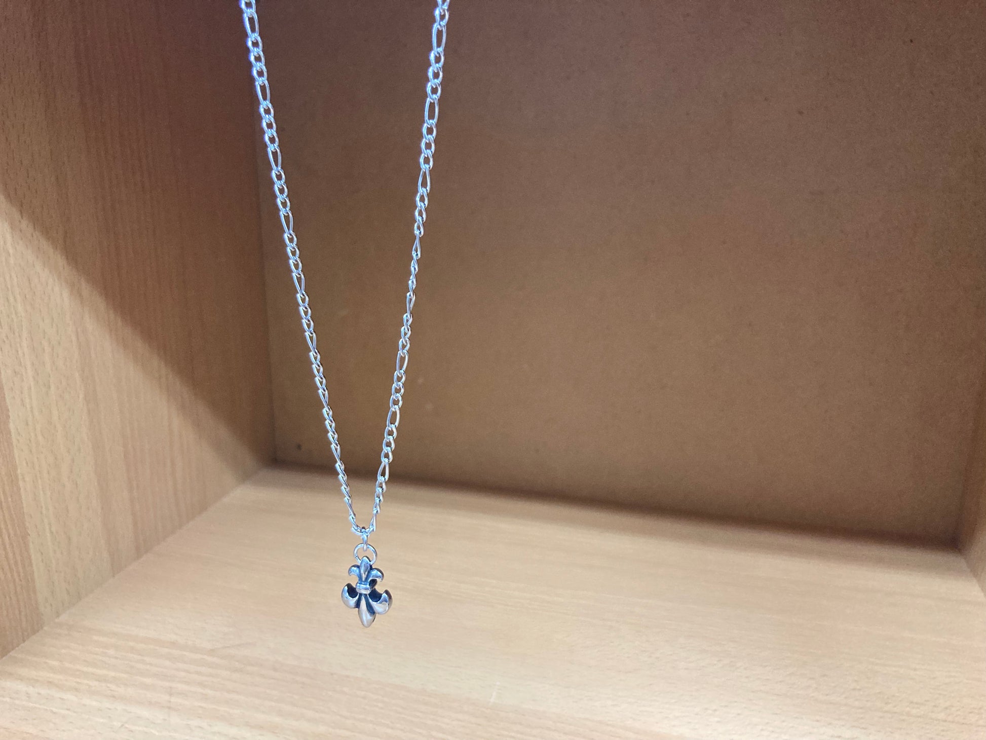 Tiny Treasures Seoul - Fleur-de-lis Pendant Figaro Chain Necklace (Surgical Steel) Side View 2