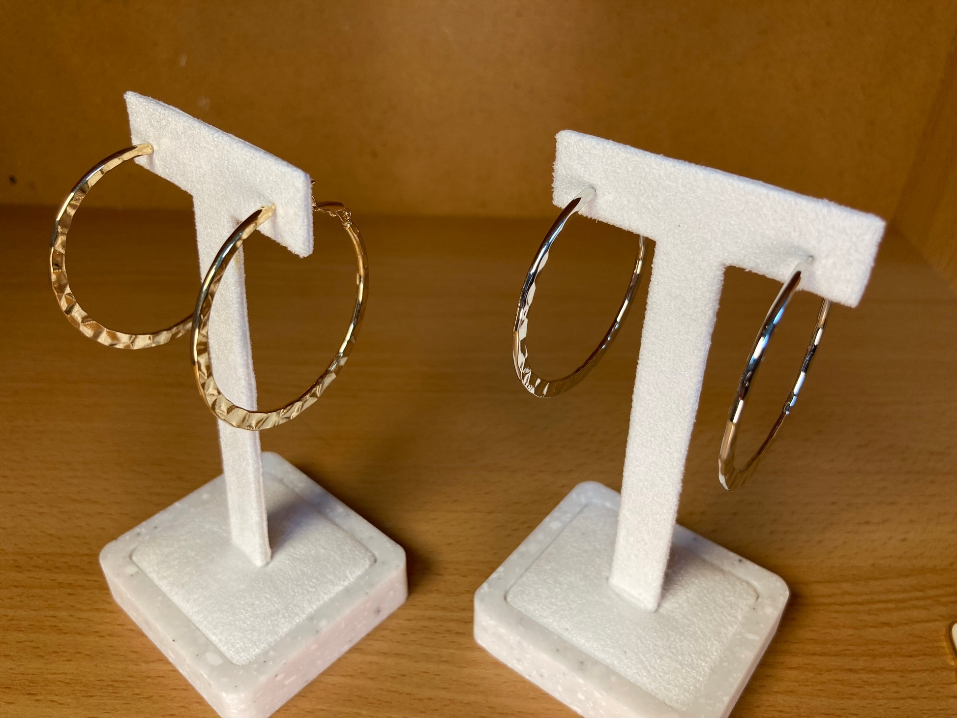 Tiny Treasures Seoul - Hammered Medium Hoop Earrings (Gold)