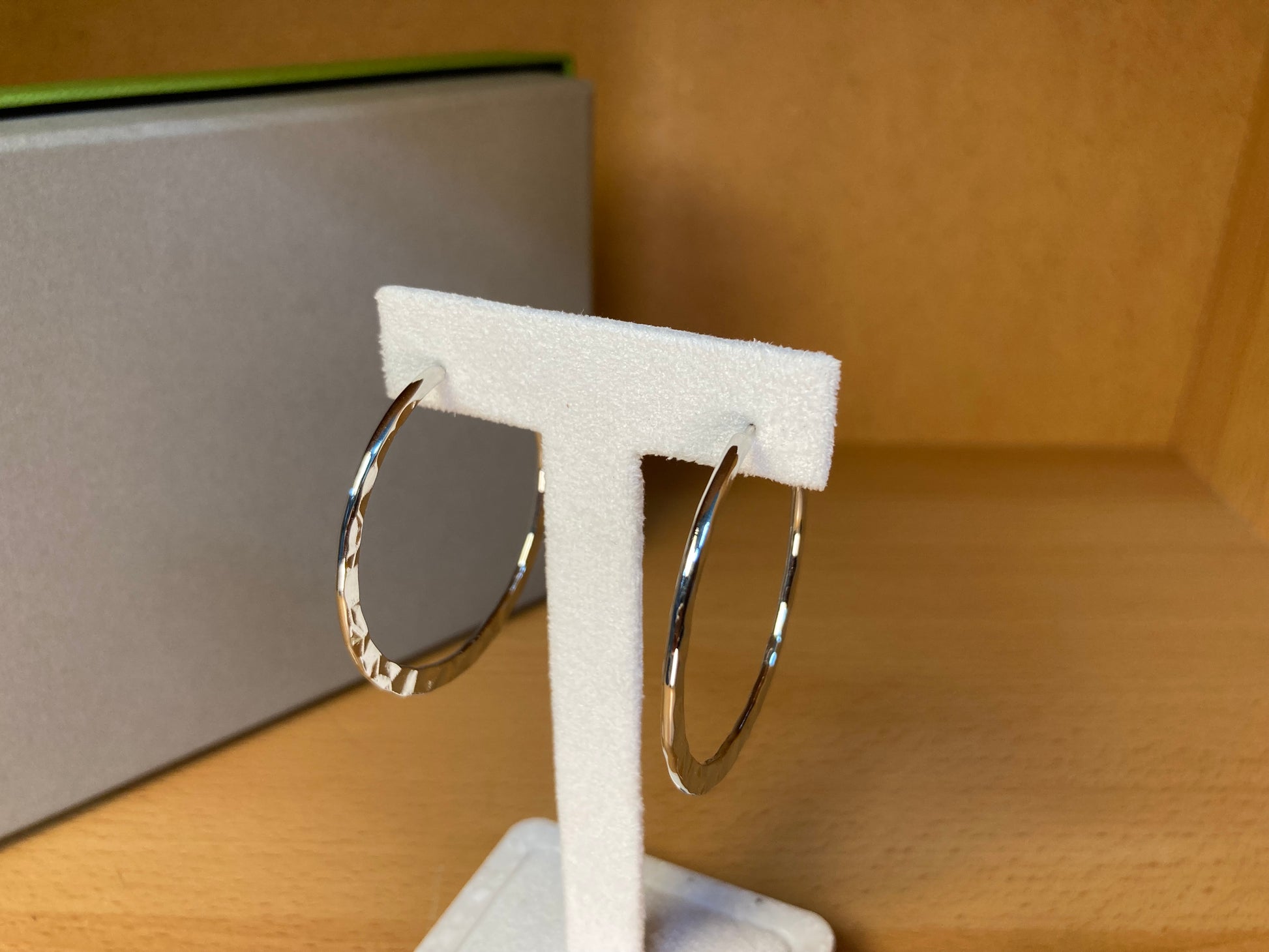 Tiny Treasures Seoul - Hammered Medium Hoop Earrings (Silver)