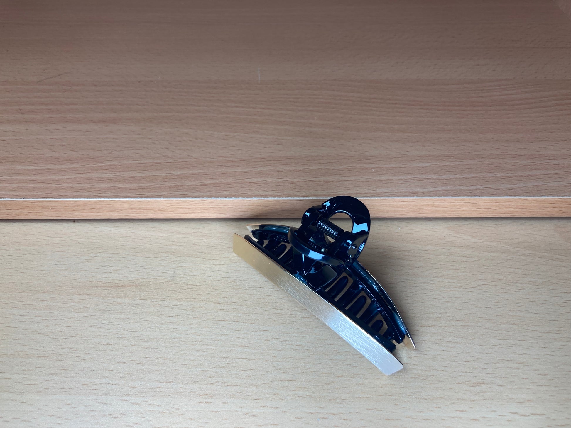Tiny Treasures Seoul - Loop Arc Hair Claw Clip (Gold  Black) Detail View