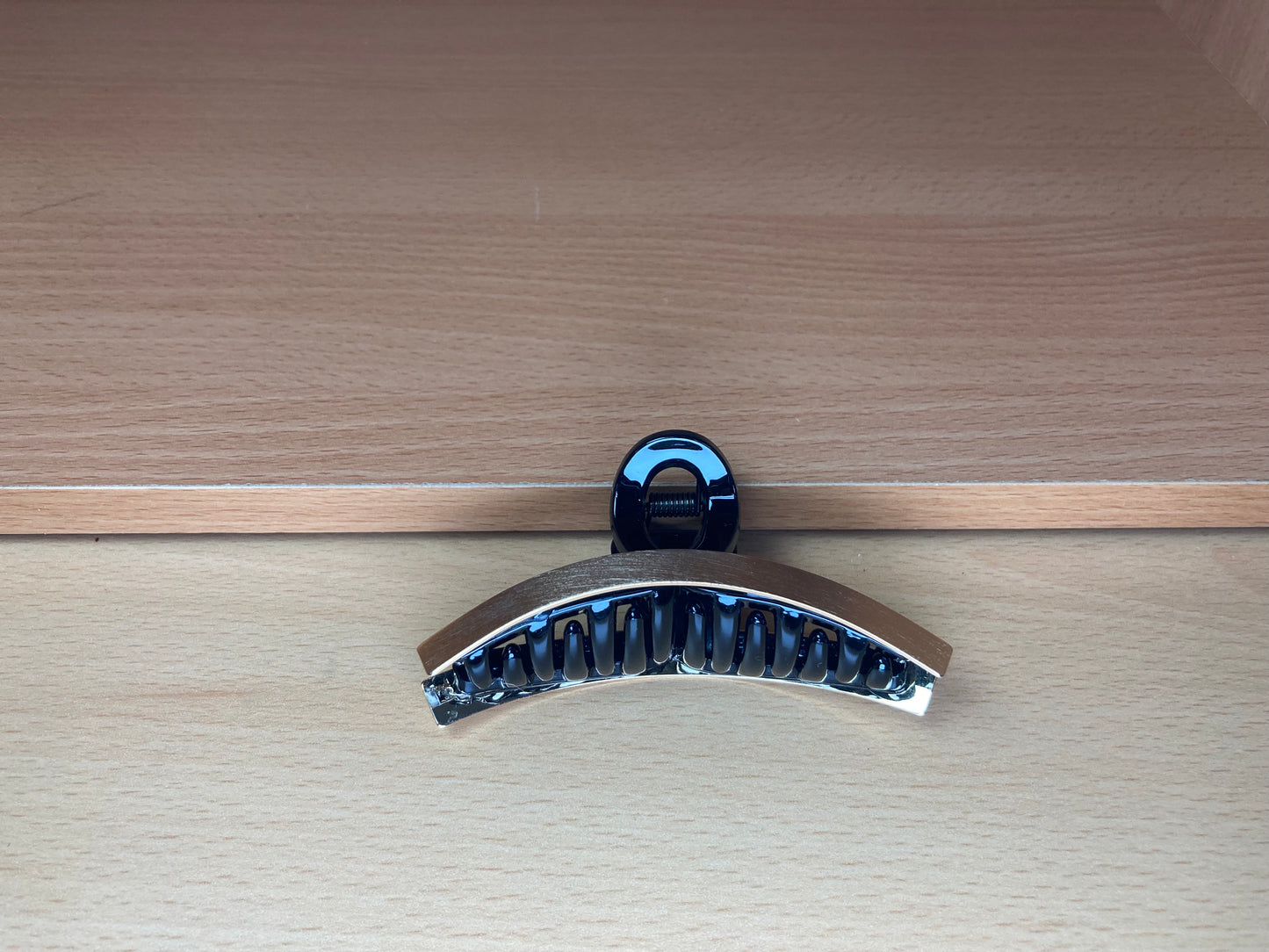 Tiny Treasures Seoul - Loop Arc Hair Claw Clip (Gold  Black) Side View