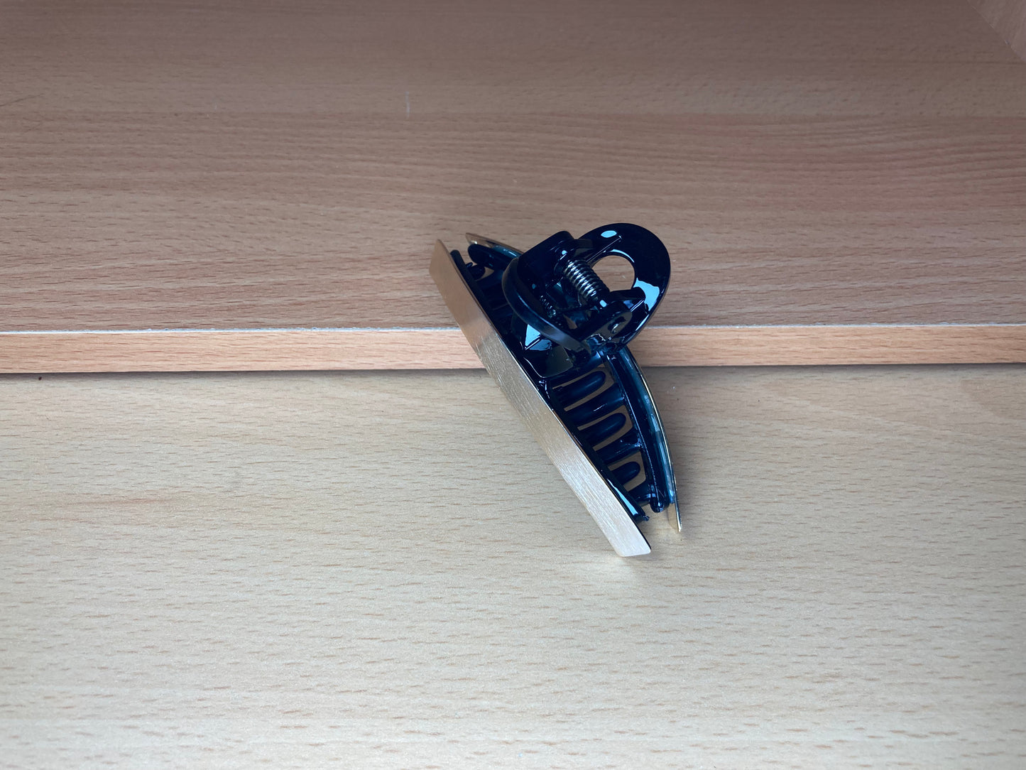 Tiny Treasures Seoul - Loop Arc Hair Claw Clip (Gold  Black) Side View