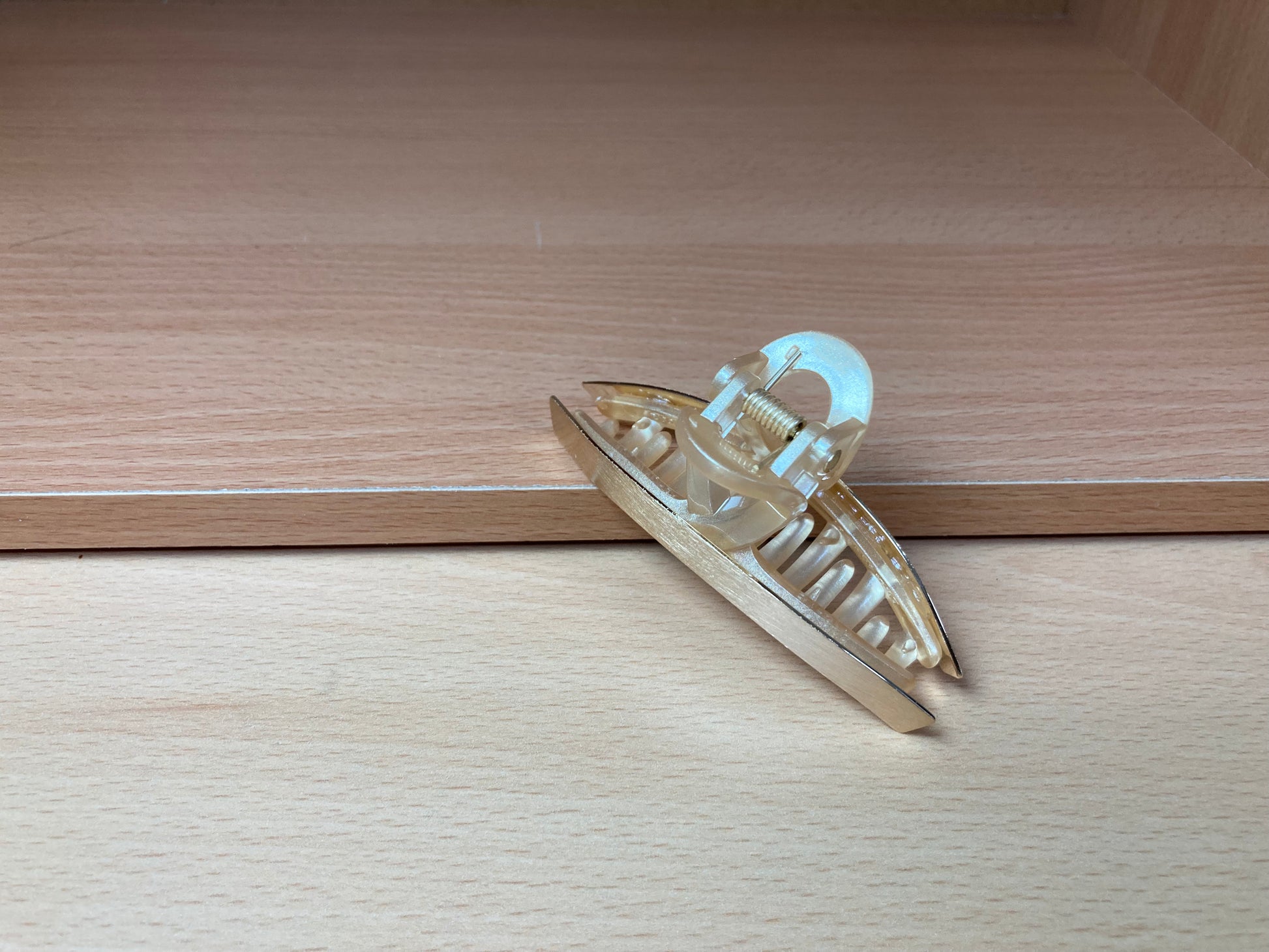 Tiny Treasures Seoul - Loop Arc Hair Claw Clip (Gold)Top View