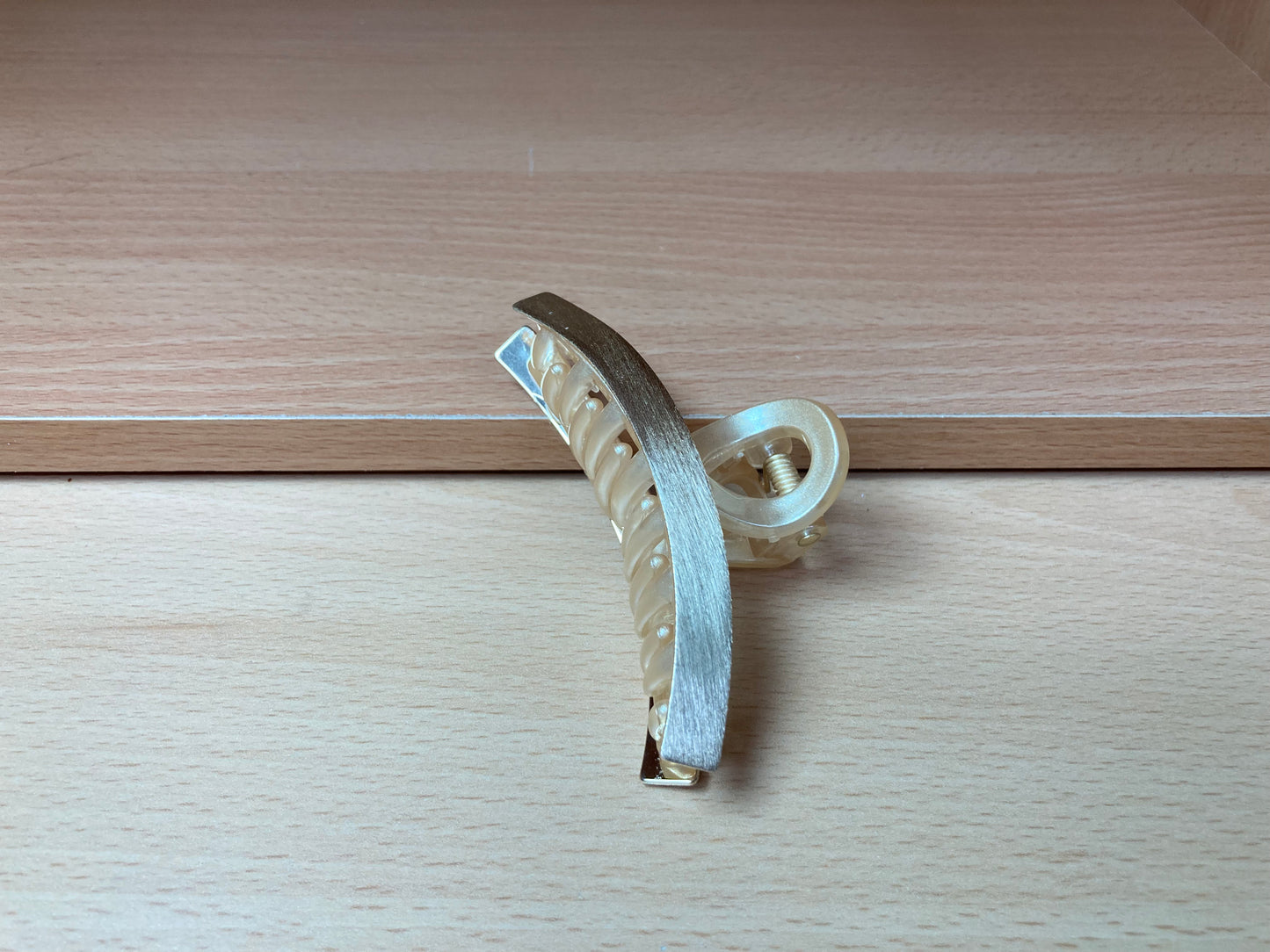 Tiny Treasures Seoul - Loop Arc Hair Claw Clip (Gold) Detail View