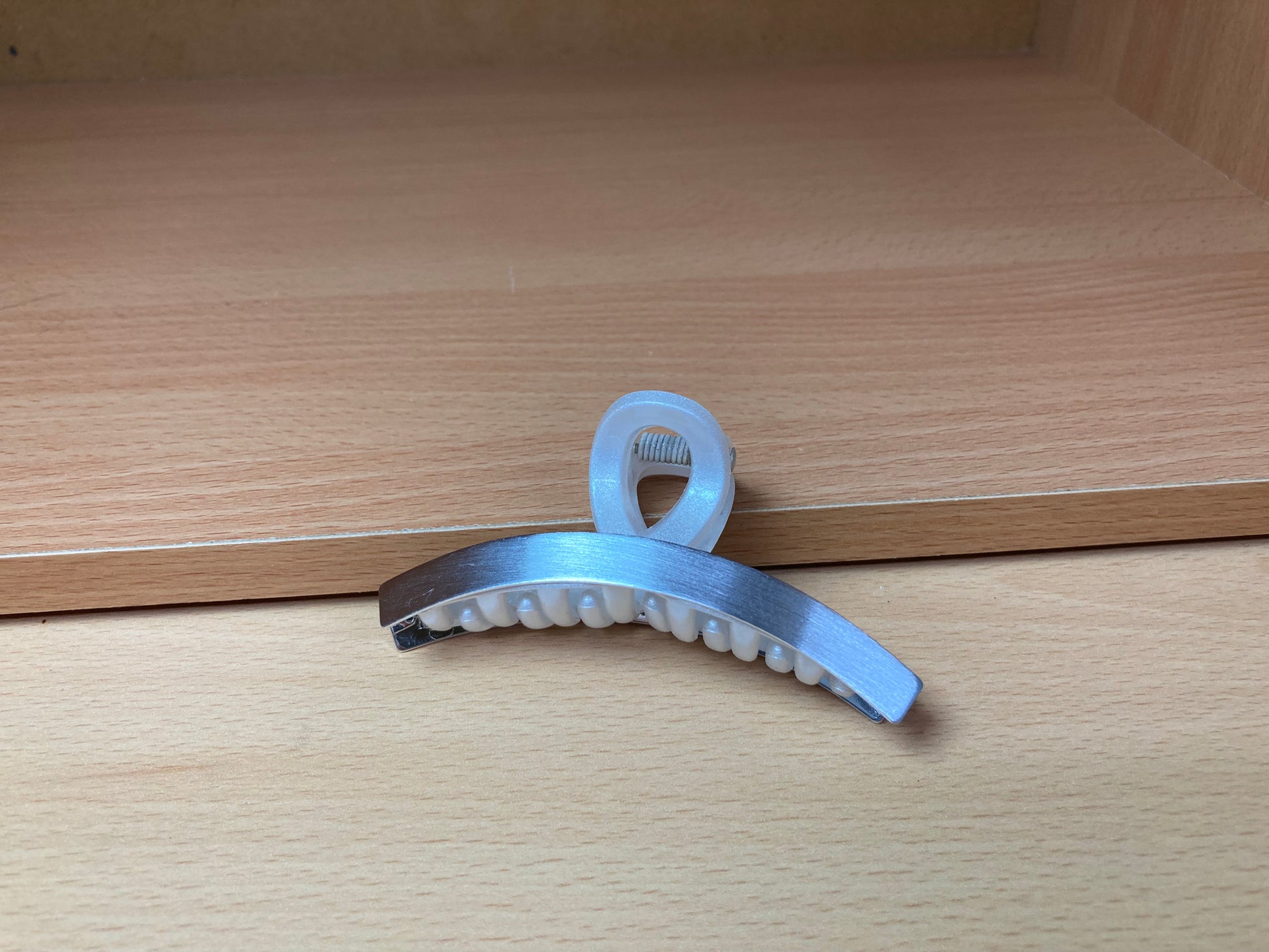 Tiny Treasures Seoul - Loop Arc Hair Claw Clip (Silver) Side View