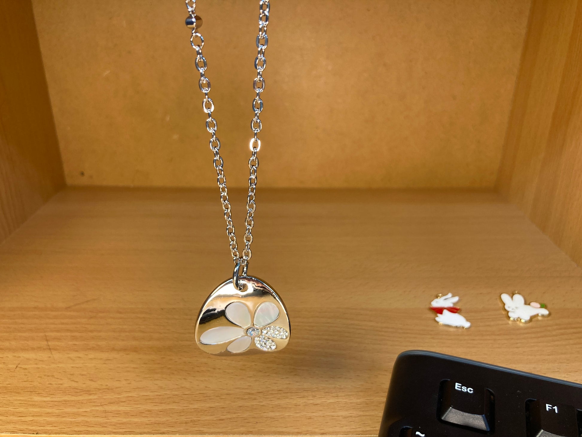 Tiny Treasures Seoul - Mother of Pearl Flower Pendant Necklace