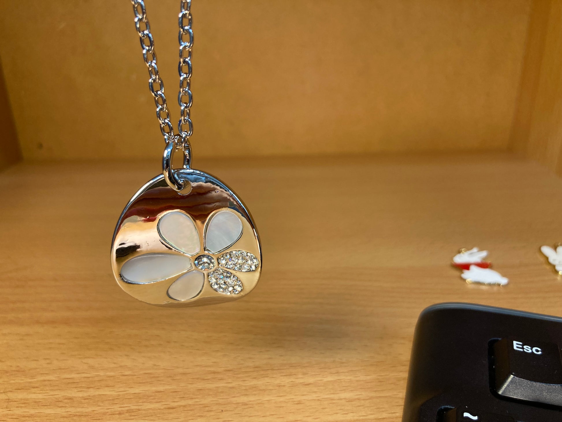 Tiny Treasures Seoul - Mother of Pearl Flower Pendant Necklace