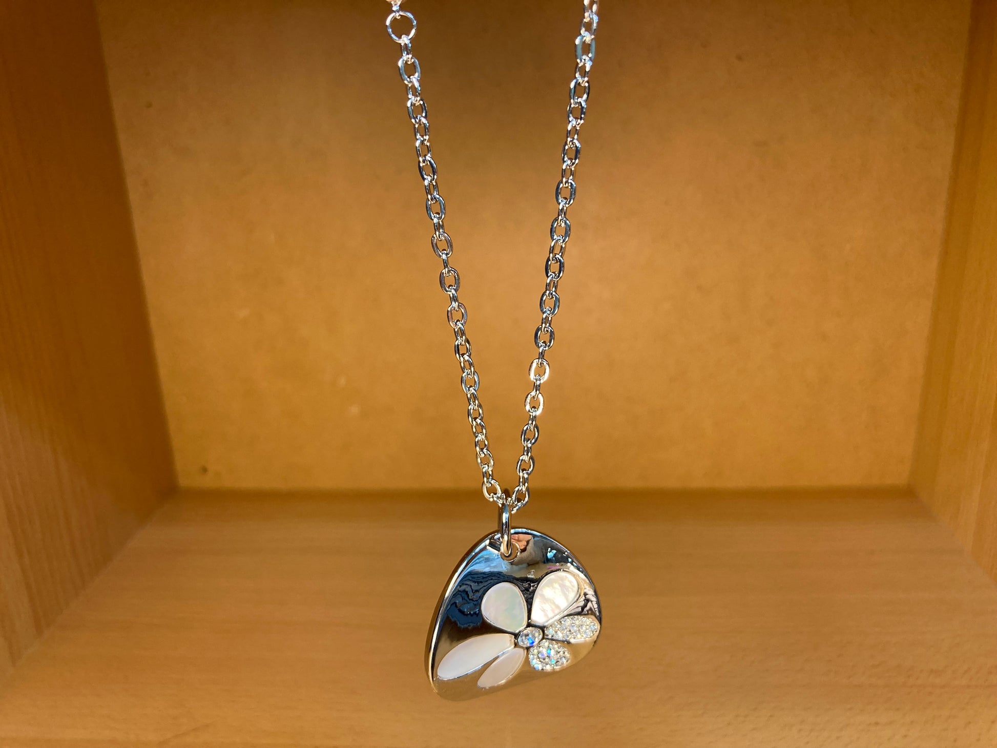 Tiny Treasures Seoul - Mother of Pearl Flower Pendant Necklace