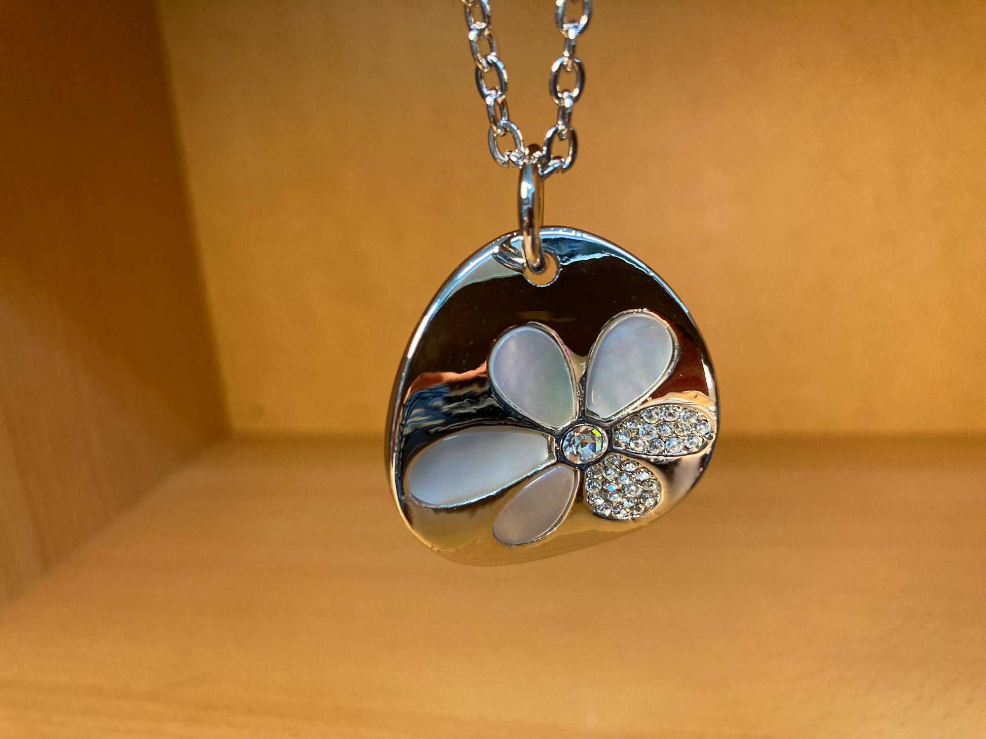 Tiny Treasures Seoul - Mother of Pearl Flower Pendant Necklace