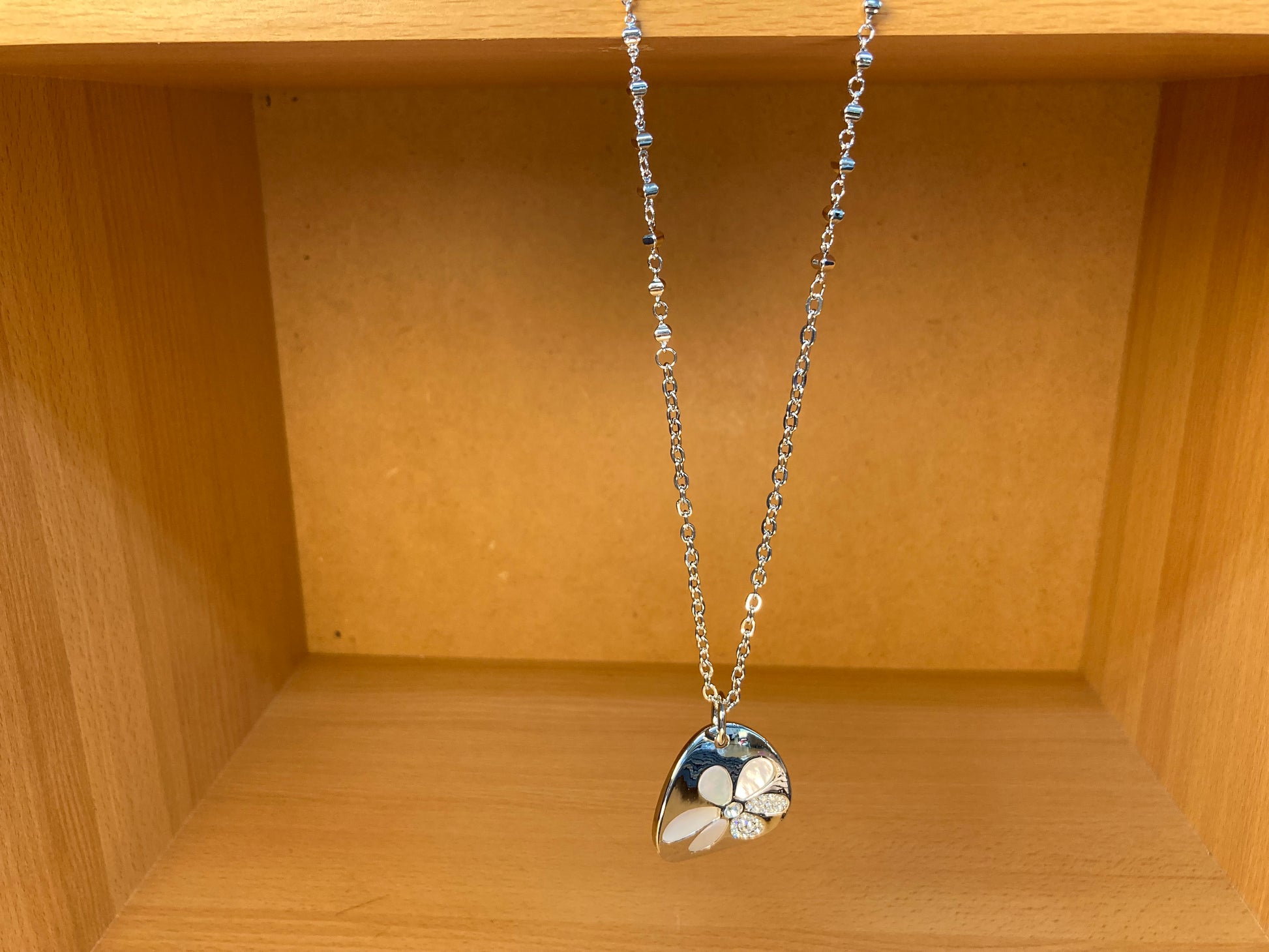 Tiny Treasures Seoul - Mother of Pearl Flower Pendant Necklace