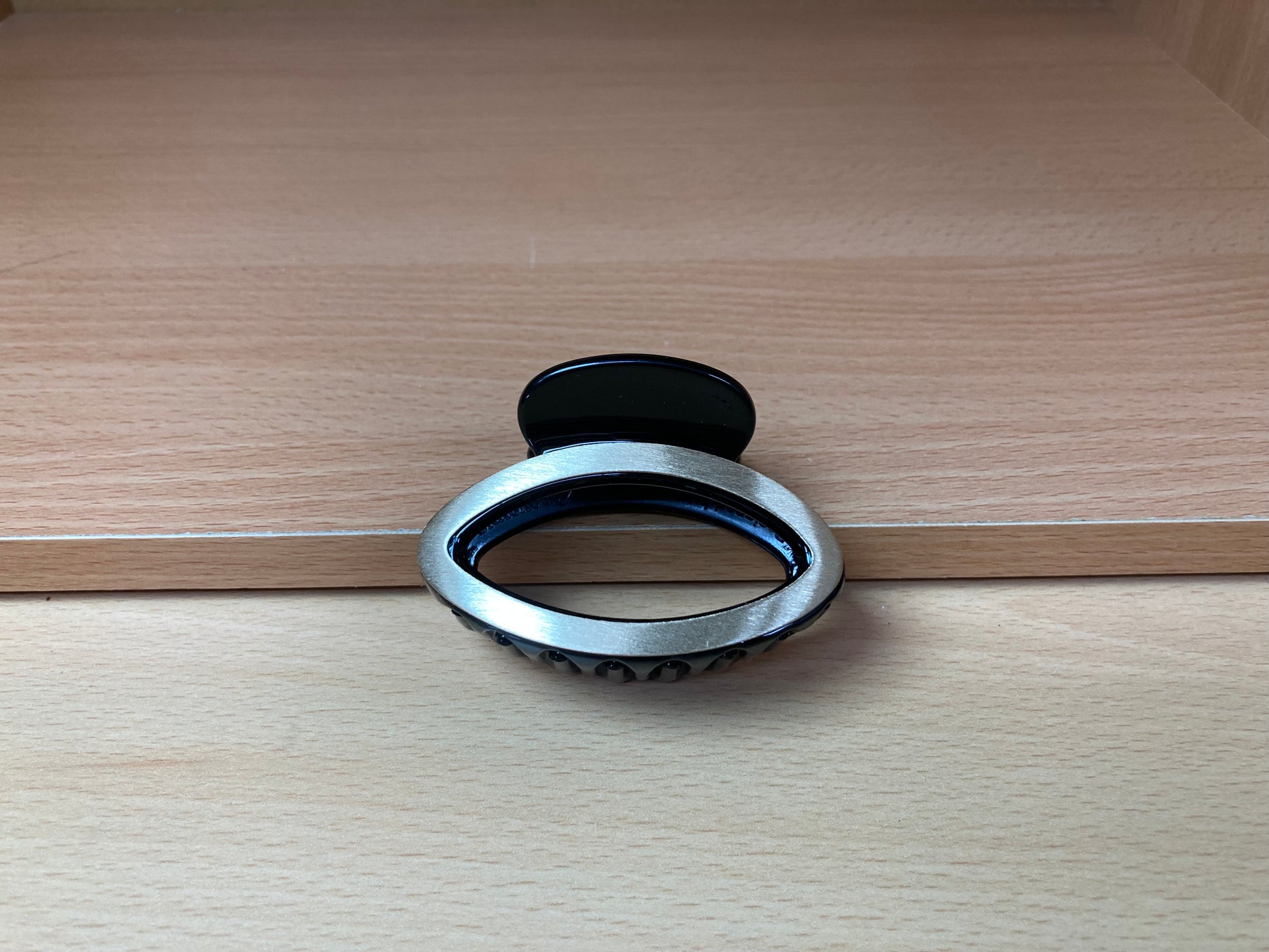 Tiny Treasures Seoul - Open Oval Hair Claw Clip (Gold  Black)