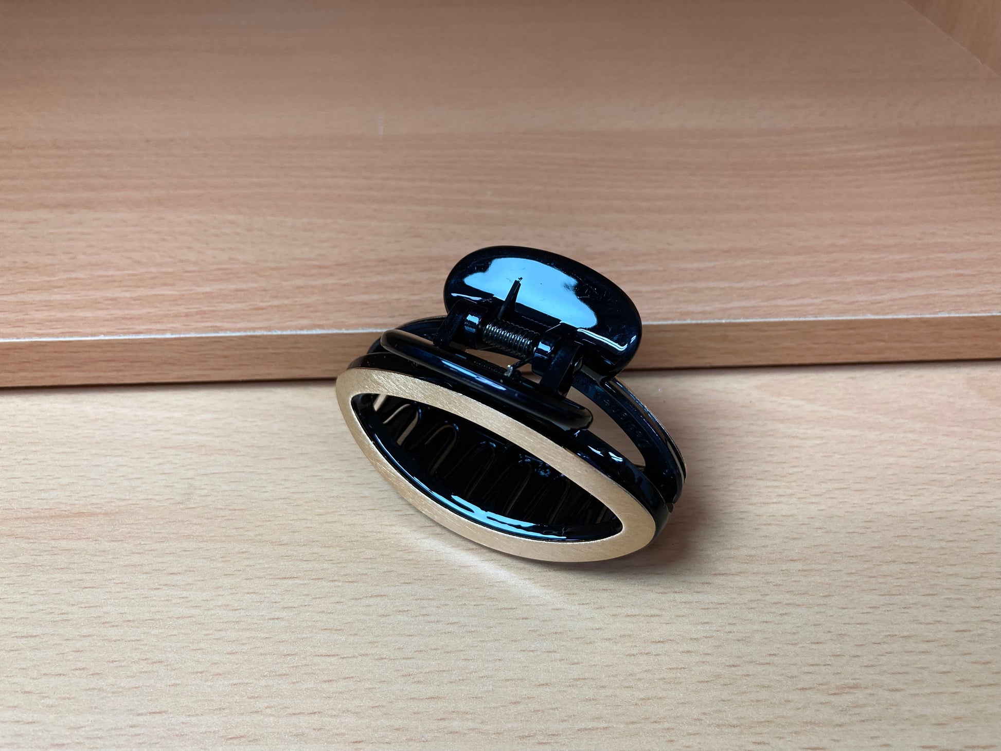 Tiny Treasures Seoul - Open Oval Hair Claw Clip (Gold  Black) Top View