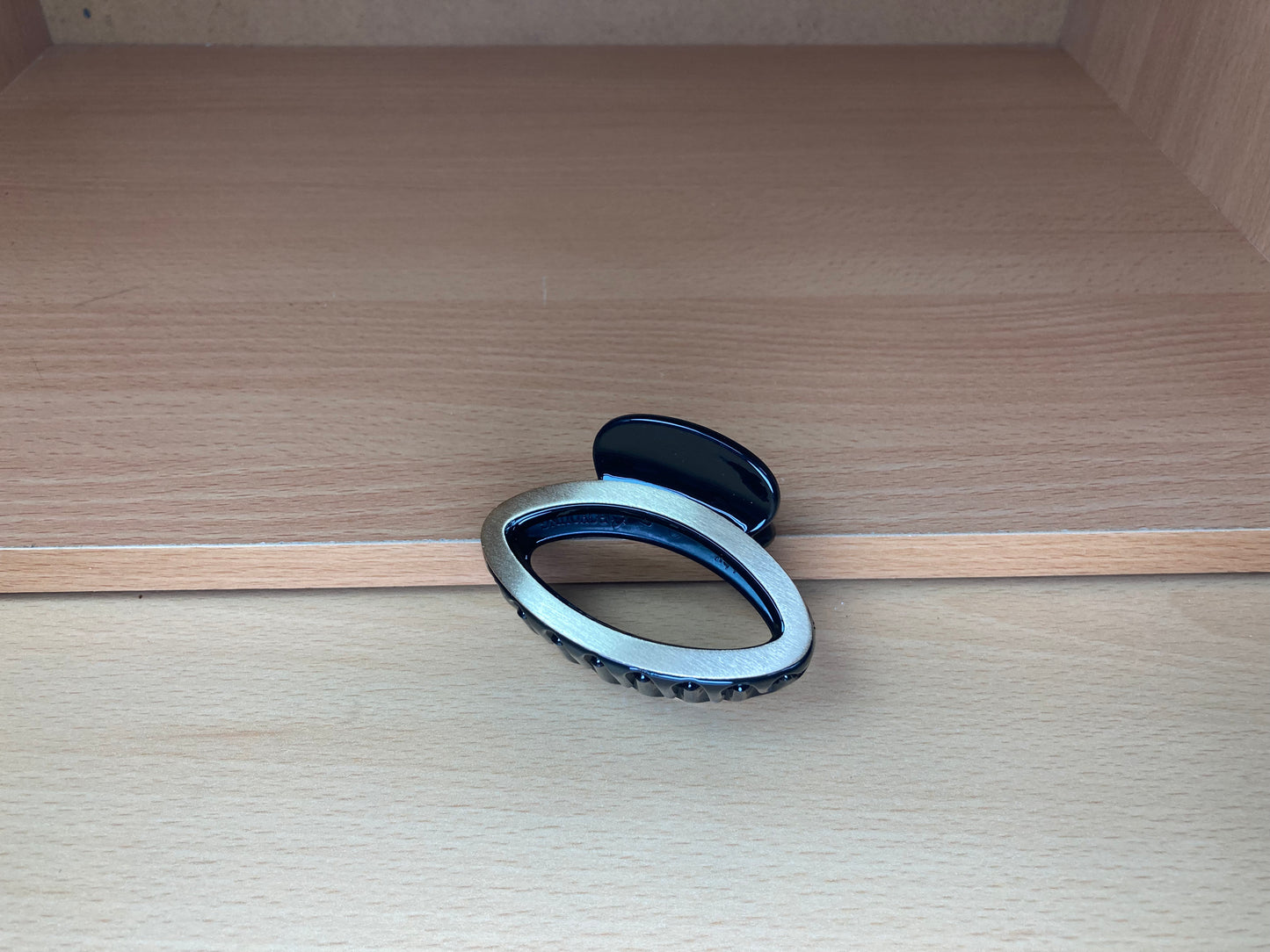 Tiny Treasures Seoul - Open Oval Hair Claw Clip (Gold  Black) Front View