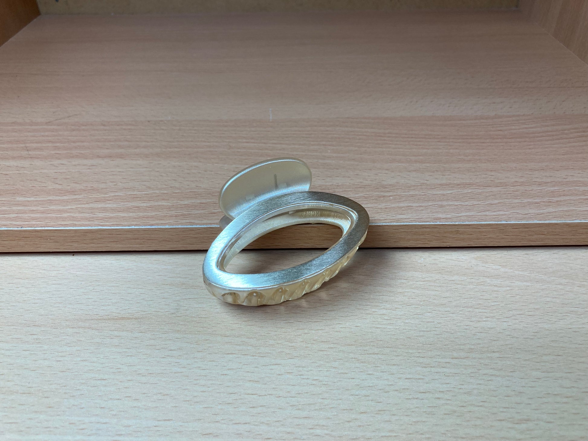 Tiny Treasures Seoul - Open Oval Hair Claw Clip (Gold) Detail View